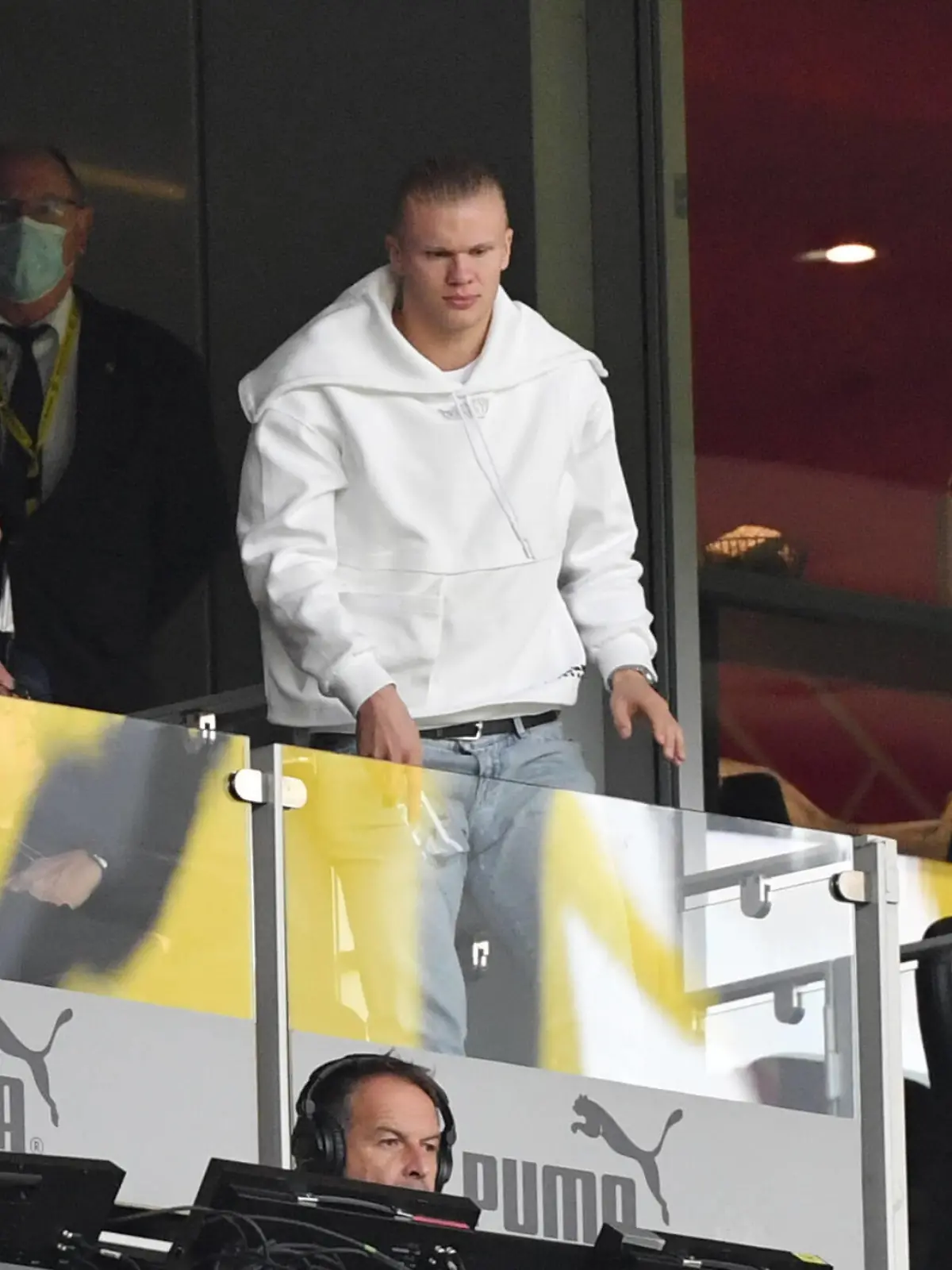  Erling Haaland Borussia Dortmund auf der Tribüne 02.10.2021, Fussball GER, Saison 2021 2022, 1. Bundesliga, 7. Spieltag, Borussia Dortmund - FC Augsburg, Foto: Maik Hölter/TEAM2sportphoto ***DFL regulations prohibit any use of photographs as image sequences and/or quasi-video.*** Dortmund Nordrhein Westfalen Deutschland *** Erling Haaland Borussia Dortmund in the stands 02 10 2021, Football GER, Season 2021 2022, 1 Bundesliga, Matchday 7, Borussia Dortmund FC Augsburg, Photo Maik Hölter TEAM2sportphoto DFL regulations prohibit any use of photographs as image sequences and or quasi video Dortmund Nordrhein Westfalen Germany Team2