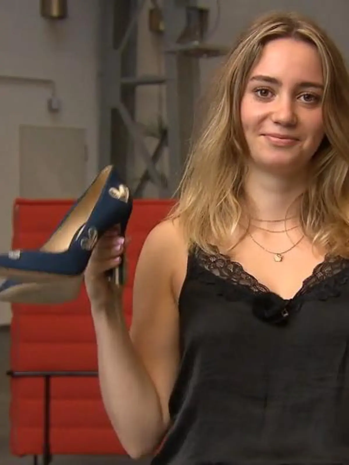 Eine TikTok-Userin nutzt ein bestimmtes Betäubungsspray, das Lidocain enthält. Wir machen den Test und nutzen eine bestimmte Creme. Haben wir damit wirklich keine Fußschmerzen mehr, wenn wir die hohen High Heels tragen?