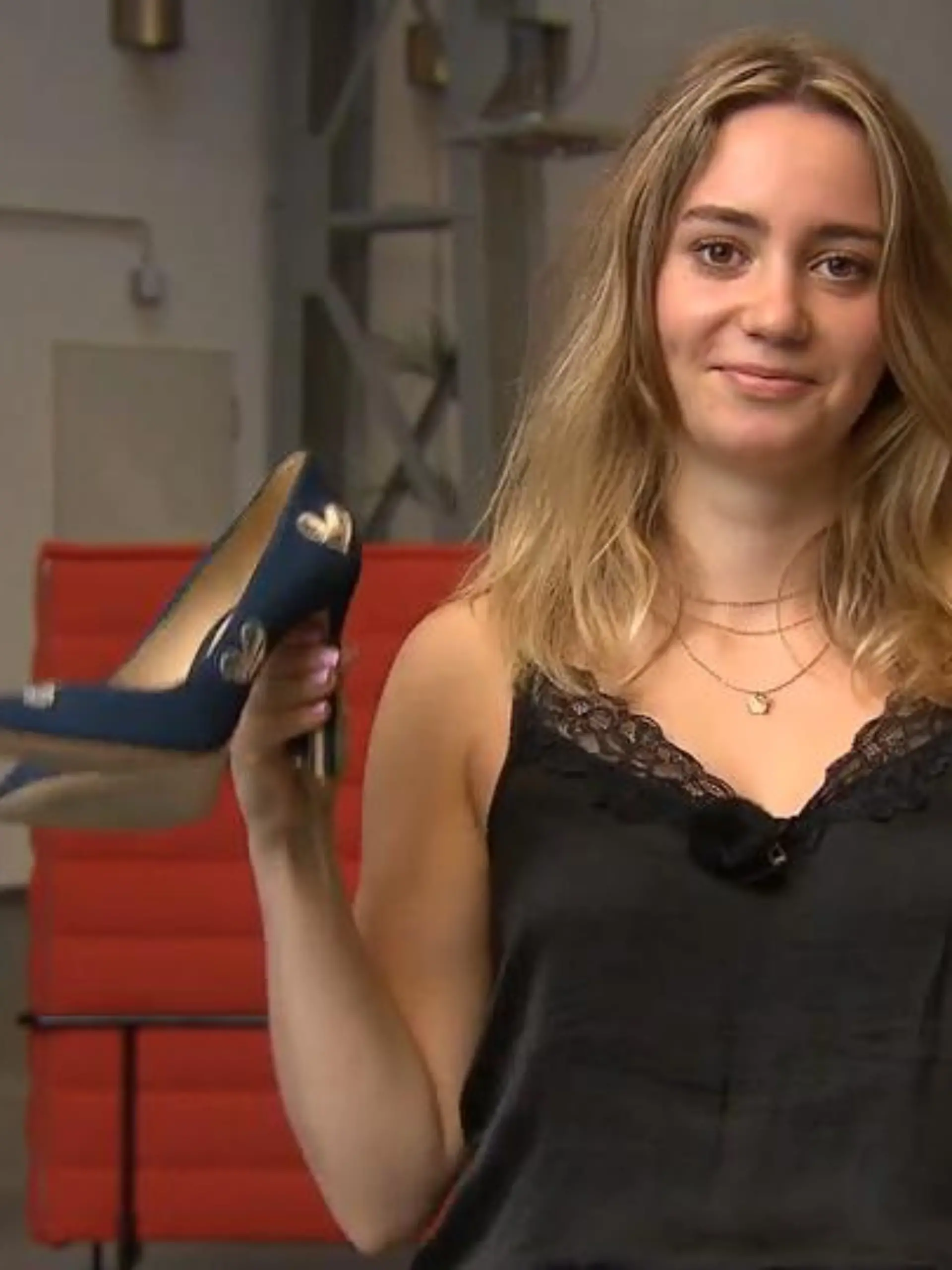 Eine TikTok-Userin nutzt ein bestimmtes Betäubungsspray, das Lidocain enthält. Wir machen den Test und nutzen eine bestimmte Creme. Haben wir damit wirklich keine Fußschmerzen mehr, wenn wir die hohen High Heels tragen?