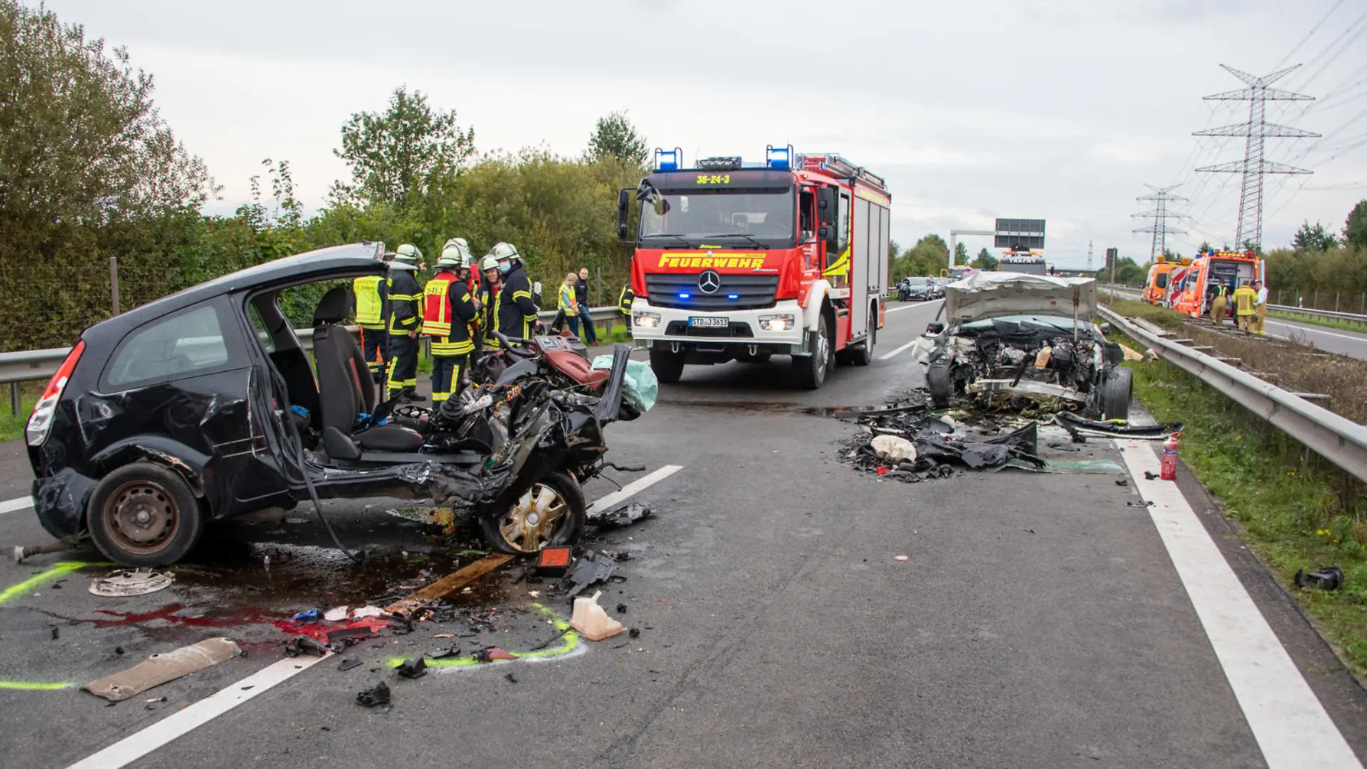 02.10.2021, Niedersachsen, Stade: Zwei zerstörte Fahrzeuge stehen auf der Autobahn 26. Bei einem Falschfahrer-Unfall auf der Autobahn 26 bei Stade sind am Samstag zwei Menschen gestorben. Nach Angaben der Polizei fuhr eine 87-Jährige an der Anschlussstelle Stade-Süd falsch auf die Autobahn. Dort stieß die Frau frontal mit dem Wagen (r) eines 48-Jährigen zusammen. Beide Fahrer wurden notärztlich behandelt, starben aber aufgrund ihrer schweren Verletzungen noch an der Unfallstelle. Foto: Joto/dpa +++ dpa-Bildfunk +++