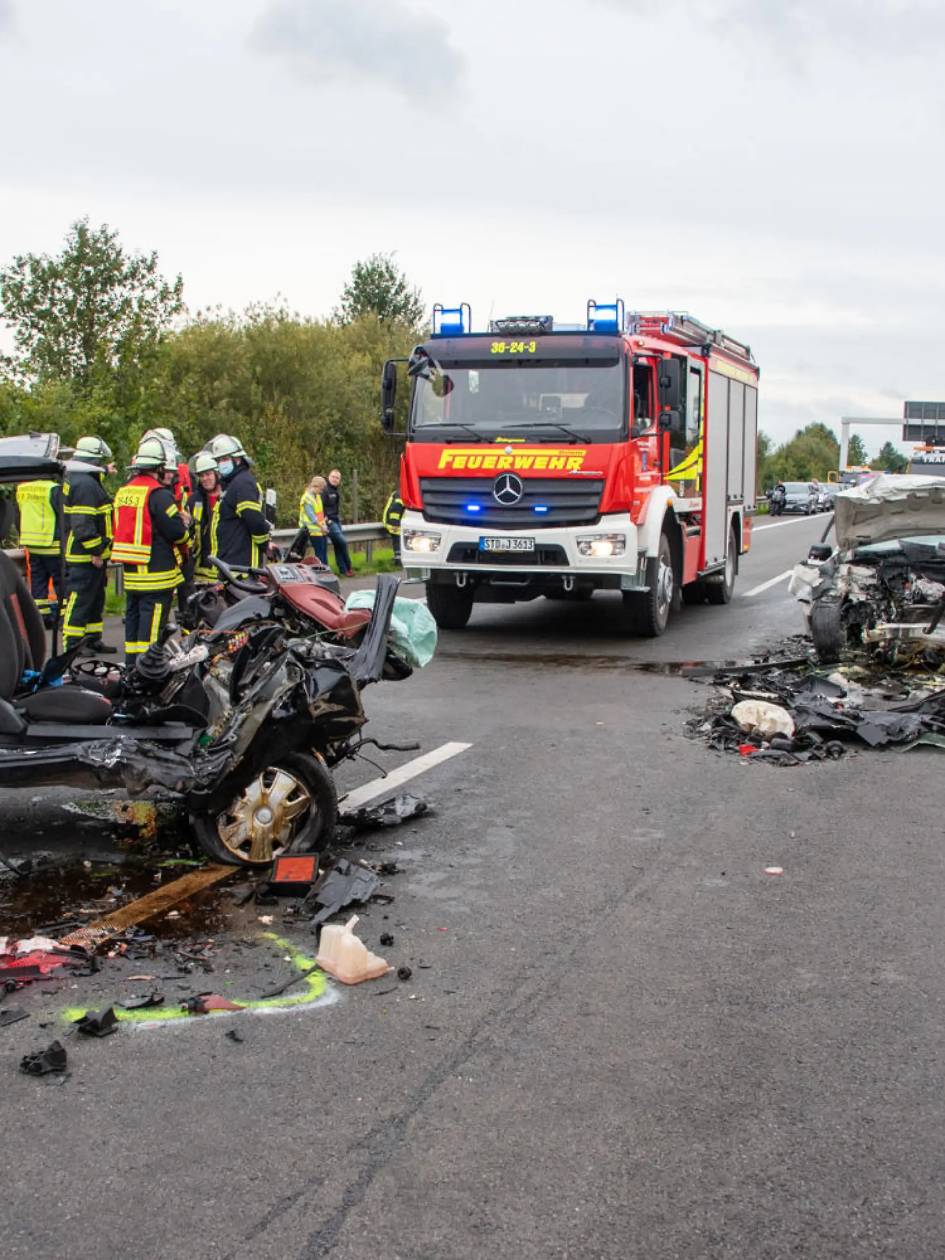 02.10.2021, Niedersachsen, Stade: Zwei zerstörte Fahrzeuge stehen auf der Autobahn 26. Bei einem Falschfahrer-Unfall auf der Autobahn 26 bei Stade sind am Samstag zwei Menschen gestorben. Nach Angaben der Polizei fuhr eine 87-Jährige an der Anschlussstelle Stade-Süd falsch auf die Autobahn. Dort stieß die Frau frontal mit dem Wagen (r) eines 48-Jährigen zusammen. Beide Fahrer wurden notärztlich behandelt, starben aber aufgrund ihrer schweren Verletzungen noch an der Unfallstelle. Foto: Joto/dpa +++ dpa-Bildfunk +++