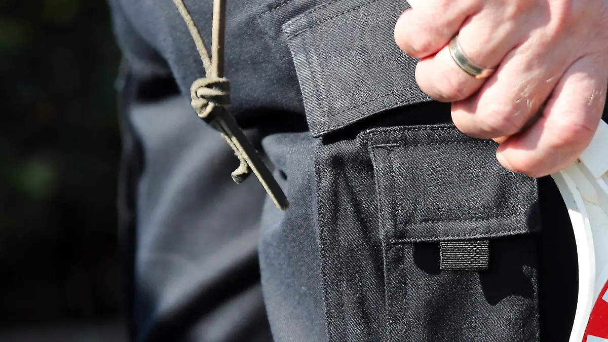 ARCHIV - Ein Polizeibeamter hält am 18.09.2014 bei einer Geschwindigkeitskontrolle in Gokel (Schleswig-Holstein) eine Polizeikelle. Schleswig-Holsteins Landespolizei kontrolliert in der nächsten Woche Autofahrer gezielt auf Alkohol und Drogen. Die von Montag bis Sonntag laufende Aktion sei europaweit abgestimmt, erklärte das Landespolizeiamt. (zu dpa «Polizei geht ab Montag Alkohol- und Drogensündern auf die Spur» vom 12.12.2016) +++(c) dpa - Bildfunk+++