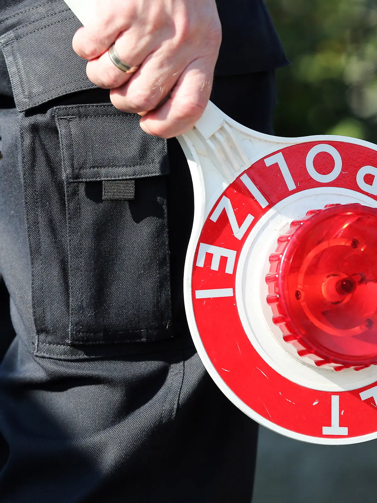 ARCHIV - Ein Polizeibeamter hält am 18.09.2014 bei einer Geschwindigkeitskontrolle in Gokel (Schleswig-Holstein) eine Polizeikelle. Schleswig-Holsteins Landespolizei kontrolliert in der nächsten Woche Autofahrer gezielt auf Alkohol und Drogen. Die von Montag bis Sonntag laufende Aktion sei europaweit abgestimmt, erklärte das Landespolizeiamt. (zu dpa «Polizei geht ab Montag Alkohol- und Drogensündern auf die Spur» vom 12.12.2016) +++(c) dpa - Bildfunk+++