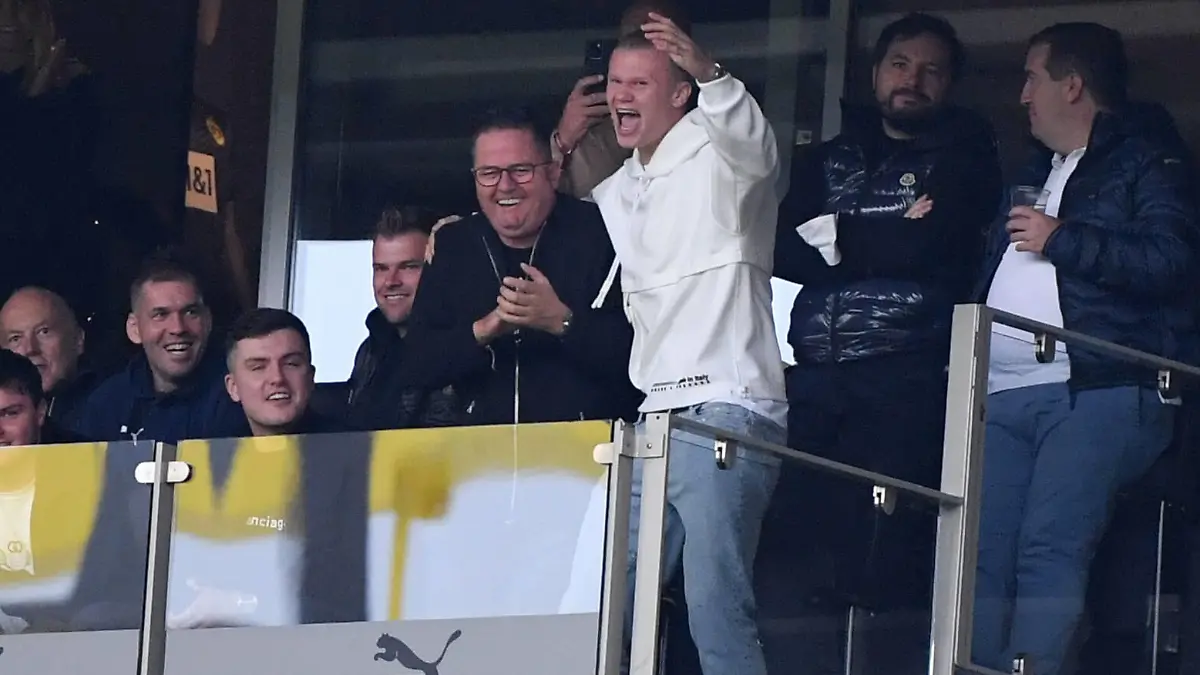 Erling Haaland Borussia Dortmund, re., jubelt nach dem 2:1 Siegtor auf der Tribüne 02.10.2021, Fussball GER, Saison 2021 2022, 1. Bundesliga, 7. Spieltag, Borussia Dortmund - FC Augsburg, Foto: Maik Hölter/TEAM2sportphoto ***DFL regulations prohibit any use of photographs as image sequences and/or quasi-video.*** Dortmund Nordrhein Westfalen Deutschland *** Erling Haaland Borussia Dortmund , r , cheers after the 2 1 winning goal in the stands 02 10 2021, Football GER, Season 2021 2022, 1 Bundesliga, Matchday 7, Borussia Dortmund FC Augsburg, Photo Maik Hölter TEAM2sportphoto DFL regulations prohibit any use of photographs as image sequences and or quasi video Dortmund Nordrhein Westfalen Germany Team2