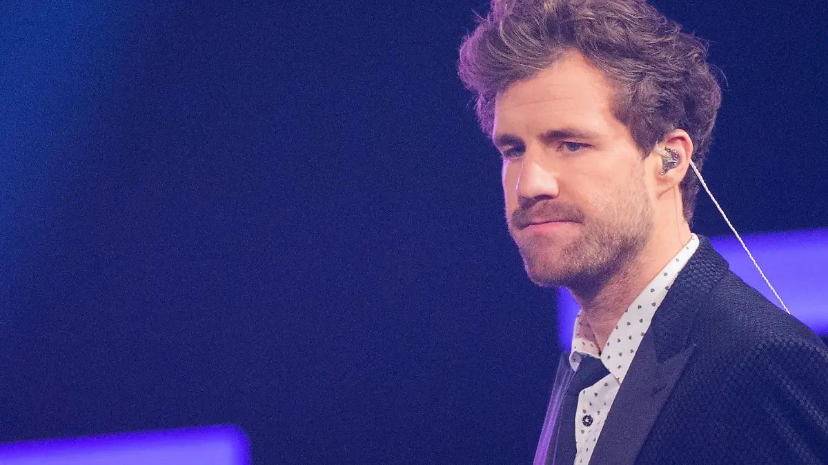 Moderator Luke Mockridge hat bei der Verleihung der 1Live-Krone in der Jahrhunderthalle eine Krone in der Hand.