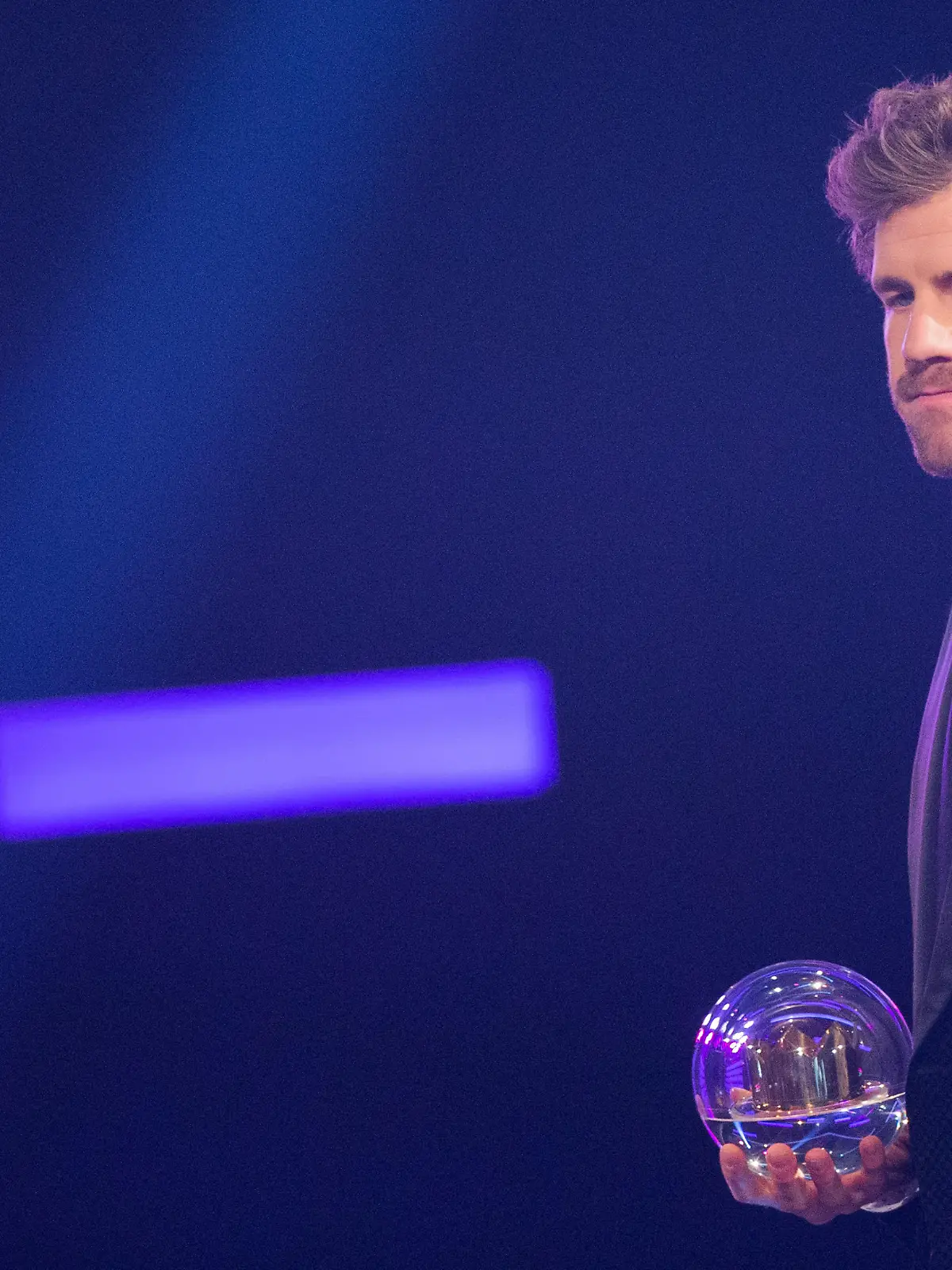 Moderator Luke Mockridge hat bei der Verleihung der 1Live-Krone in der Jahrhunderthalle eine Krone in der Hand.