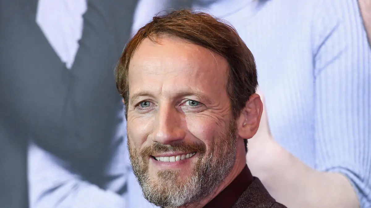 ARCHIV - 21.10.2019, Bayern, München: Wotan Wilke Möhring, Schauspieler, kommt zur Premiere des Films "Das perfekte Geheimnis" in den Mathäser Filmpalast. Mehrere Monate nach #allesdichtmachen haben die Schauspieler Volker Bruch und Wotan Wilke Möhring mit der neuen Aktion #allesaufdentisch Aufsehen erregt. (zu dpa "#allesaufdentisch: Neue Videoaktion mit Volker Bruch") Foto: Tobias Hase/dpa +++ dpa-Bildfunk +++