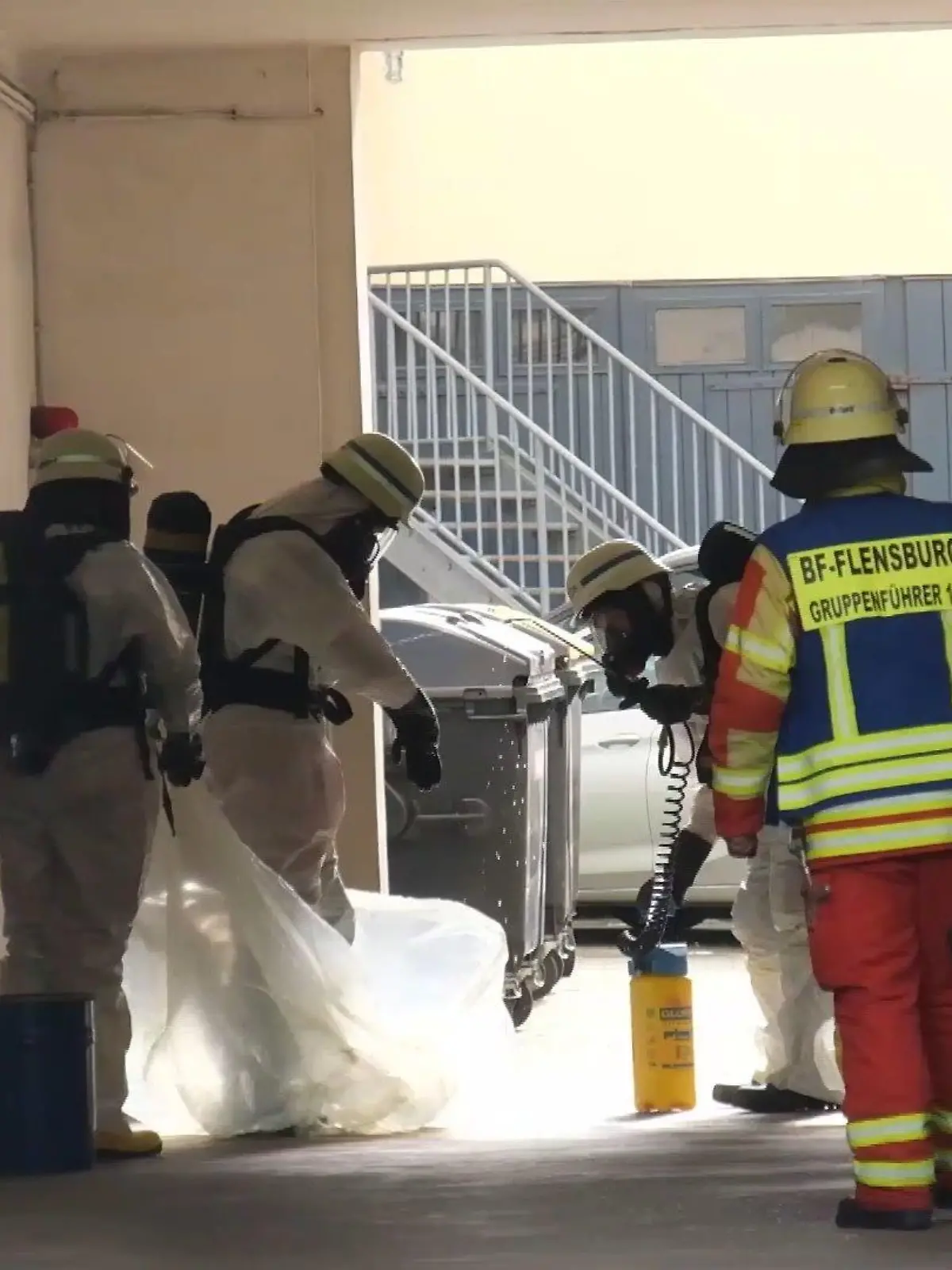 Ein verdächtiges weißes Pulver wird von Einsatzkräften sichergestellt. Das Pulver war in einem Brief adressiert an Robert Habeck.