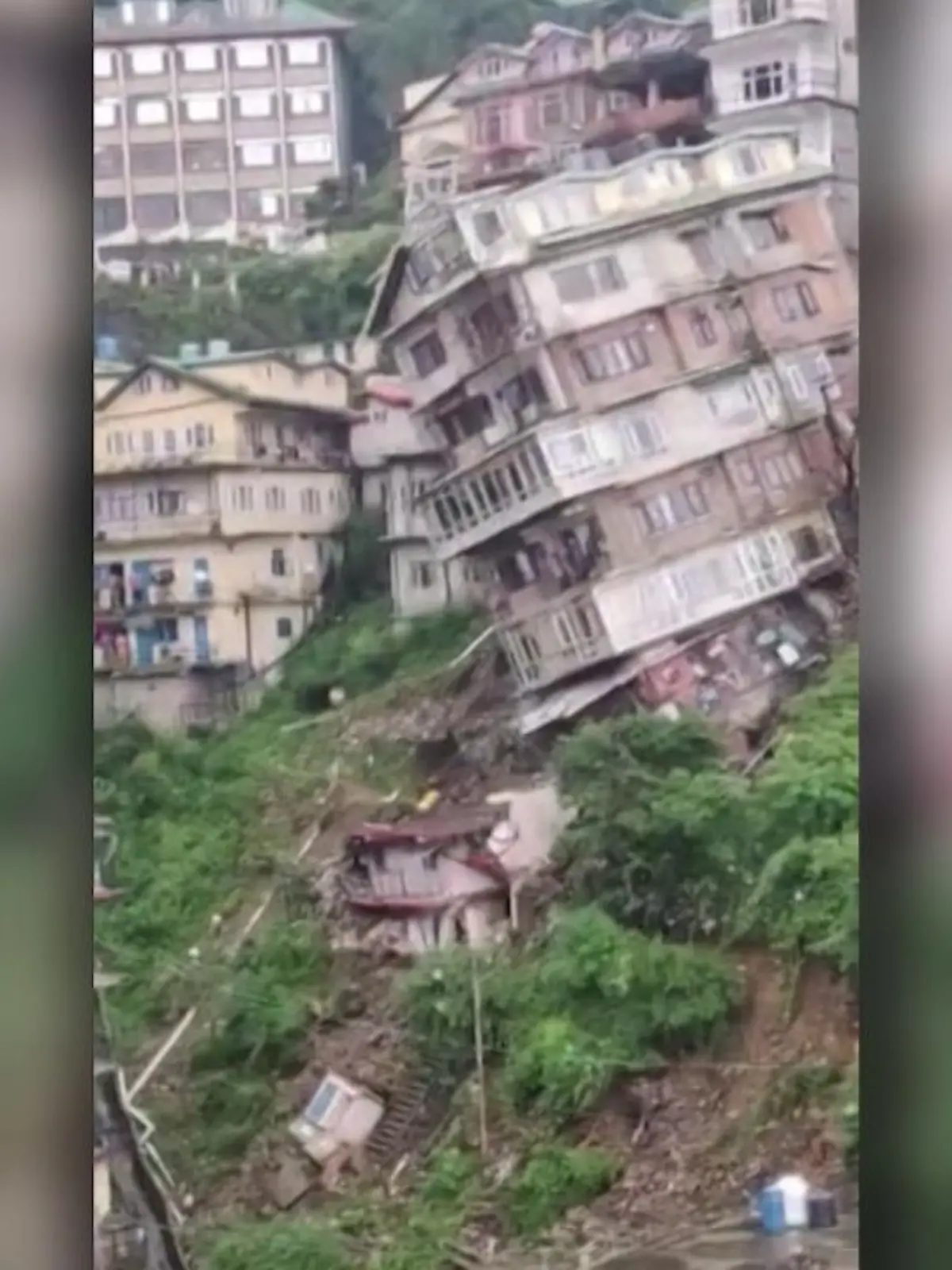Spektakuläre Aufnahmen zeigen den Einsturz eines mehrstöckigen Gebäudes in Shimla, der Hauptstadt des indischen Bundesstaates Himachal Pradesh. Das Haus war bereits am Donnerstag evakuiert worden, nachdem Risse entdeckt wurden. Verletzt wurde niemand. Zwei weitere Gebäude wurden jedoch durch den Einsturz beschädigt, erklärte Sudesh Mokhta vom staatlichen Katastrophenschutz gegenüber lokalen Medien.