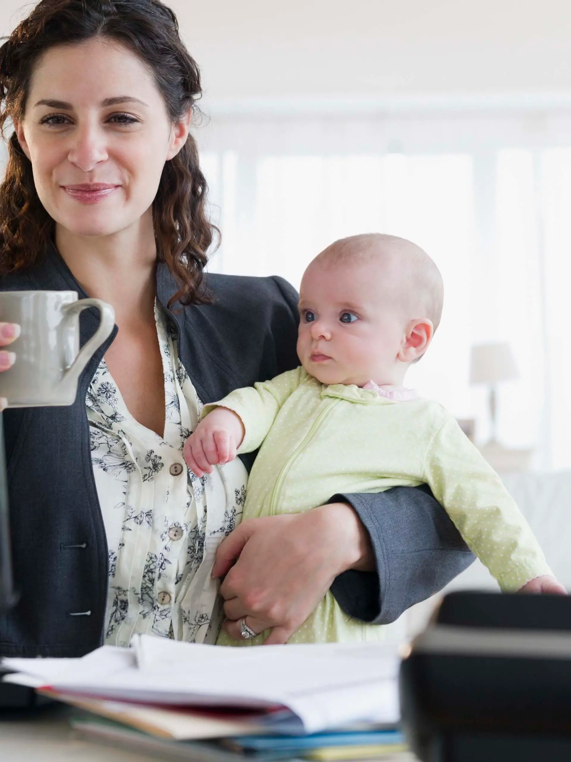 Mother with baby boy (2-5 months) working from home, Frau arbeitet am Computer und hält dabei Baby im Arm Keine Weitergabe an Drittverwerter.