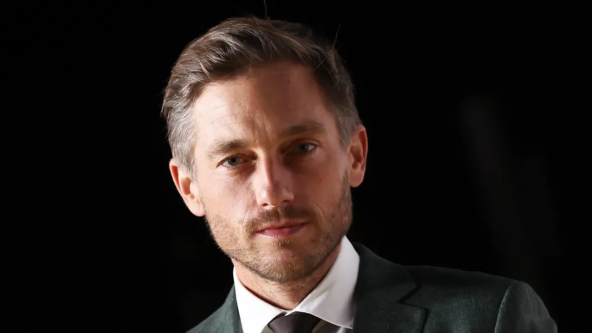 ARCHIV - 10.09.2020, Hamburg: Schauspieler Volker Bruch kommt zum 11. Deutschen Radiopreis. Mehrere Monate nach #allesdichtmachen haben die Schauspieler Volker Bruch und Wotan Wilke Möhring mit der neuen Aktion #allesaufdentisch Aufsehen erregt. (zu dpa "#allesaufdentisch: Neue Videoaktion mit Volker Bruch") Foto: Christian Charisius/dpa +++ dpa-Bildfunk +++