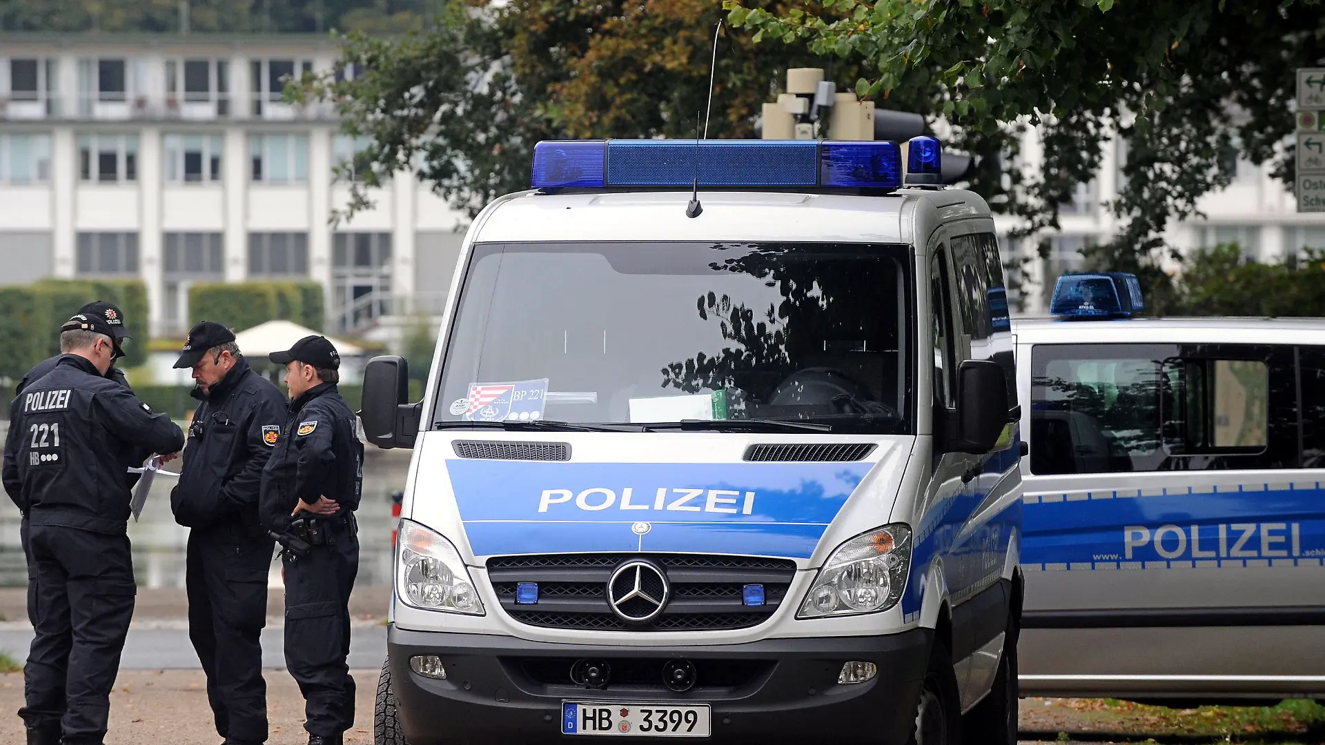 Zwischen dem Parkhotel (im Hintergrund) und der Bremen Arena in Bremen besprechen Polizeibeamte am Freitag (01.10.2010) über ihren Einsatzplan. Am 02. und 03. Oktober findet in der Hansestadt die Großveranstaltung zu "20 Jahre Deutsche Einheit" statt. In der Bremen Arena werden am Sonntag (03.10.2010) die deutschen Verfassungsorgane und internationale Gäste zum offiziellen Teil der Feierlichkeiten erwartet. Foto: Ingo Wagner dpa/lni +++(c) dpa - Bildfunk+++