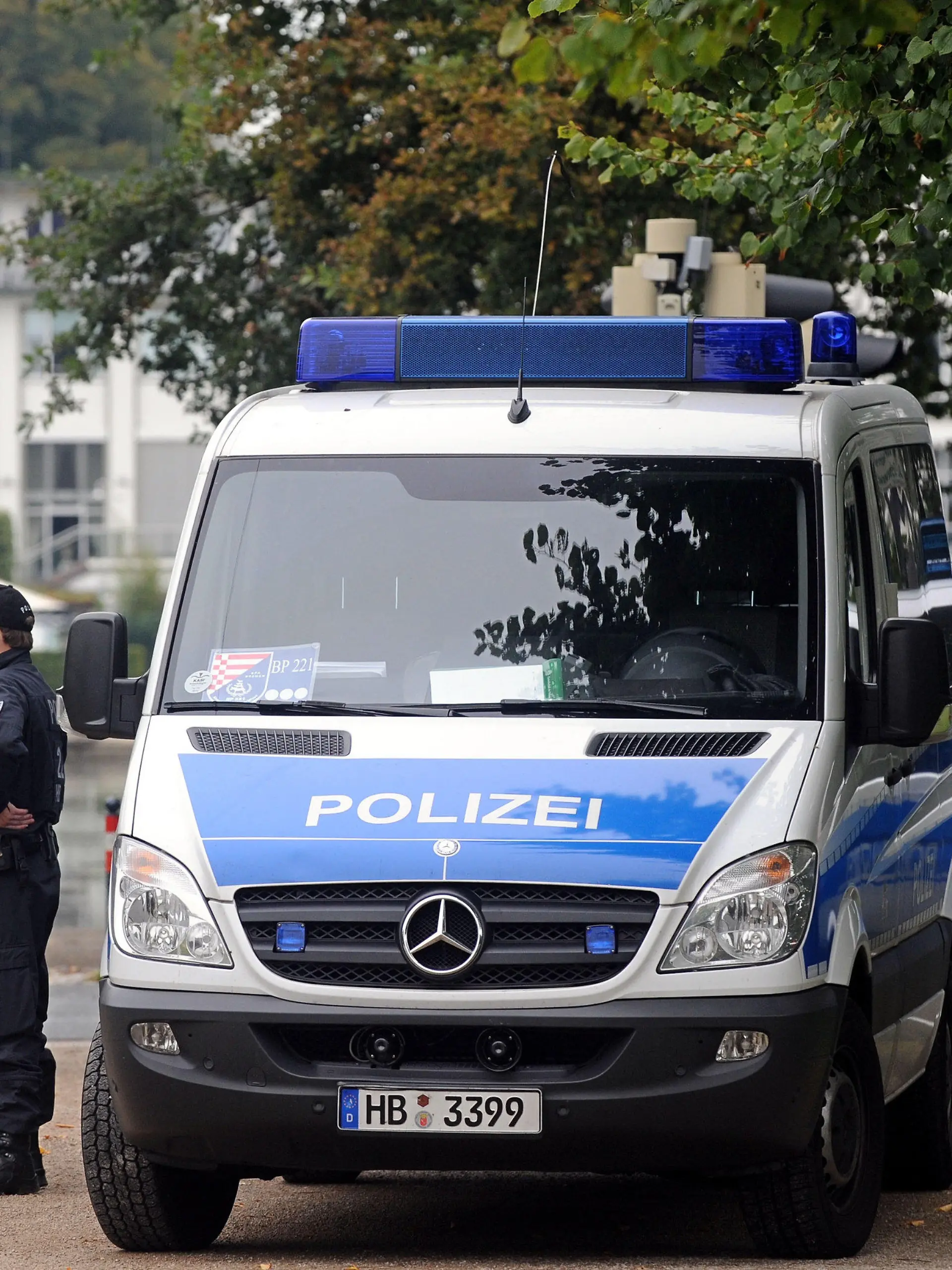 Zwischen dem Parkhotel (im Hintergrund) und der Bremen Arena in Bremen besprechen Polizeibeamte am Freitag (01.10.2010) über ihren Einsatzplan. Am 02. und 03. Oktober findet in der Hansestadt die Großveranstaltung zu "20 Jahre Deutsche Einheit" statt. In der Bremen Arena werden am Sonntag (03.10.2010) die deutschen Verfassungsorgane und internationale Gäste zum offiziellen Teil der Feierlichkeiten erwartet. Foto: Ingo Wagner dpa/lni  +++(c) dpa - Bildfunk+++