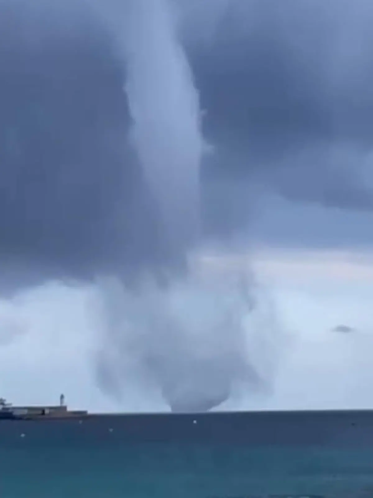 Auf der französischen Ferieninsel Korsika spielte sich am Samstag ein seltenes Naturspektakel ab. Touristen konnten einen Tornado beobachten. Von der westkorsischen Stadt L'Île-Rousse hatte man die beste Sicht auf den imposanten Wirbelsturm. Verletzt wurde nach ersten Erkenntnissen niemand.