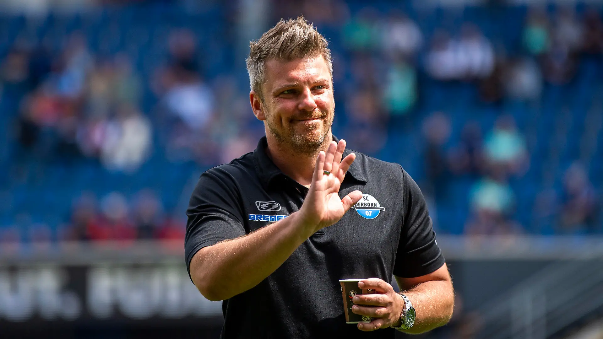 14.05.2023, Nordrhein-Westfalen, Paderborn: Fußball: 2. Bundesliga, SC Paderborn 07 - 1. FC Heidenheim, 32. Spieltag, Home Deluxe Arena: Paderborns Trainer Lukasz Kwasniok betritt das Stadion. Foto: David Inderlied/dpa - WICHTIGER HINWEIS: Gemäß den Vorgaben der DFL Deutsche Fußball Liga bzw. des DFB Deutscher Fußball-Bund ist es untersagt, in dem Stadion und/oder vom Spiel angefertigte Fotoaufnahmen in Form von Sequenzbildern und/oder videoähnlichen Fotostrecken zu verwerten bzw. verwerten zu lassen. +++ dpa-Bildfunk +++