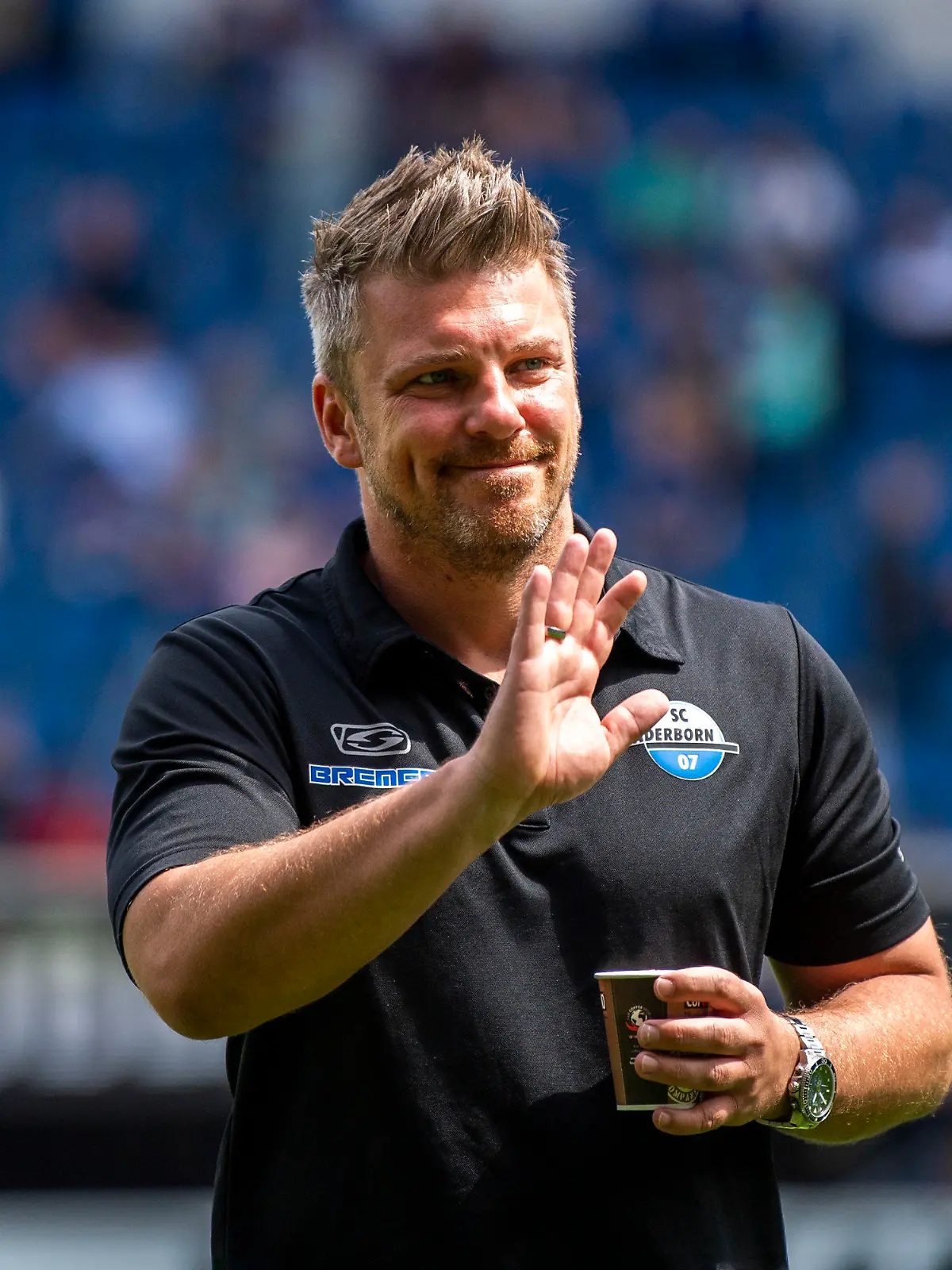 14.05.2023, Nordrhein-Westfalen, Paderborn: Fußball: 2. Bundesliga, SC Paderborn 07 - 1. FC Heidenheim, 32. Spieltag, Home Deluxe Arena: Paderborns Trainer Lukasz Kwasniok betritt das Stadion. Foto: David Inderlied/dpa - WICHTIGER HINWEIS: Gemäß den Vorgaben der DFL Deutsche Fußball Liga bzw. des DFB Deutscher Fußball-Bund ist es untersagt, in dem Stadion und/oder vom Spiel angefertigte Fotoaufnahmen in Form von Sequenzbildern und/oder videoähnlichen Fotostrecken zu verwerten bzw. verwerten zu lassen. +++ dpa-Bildfunk +++