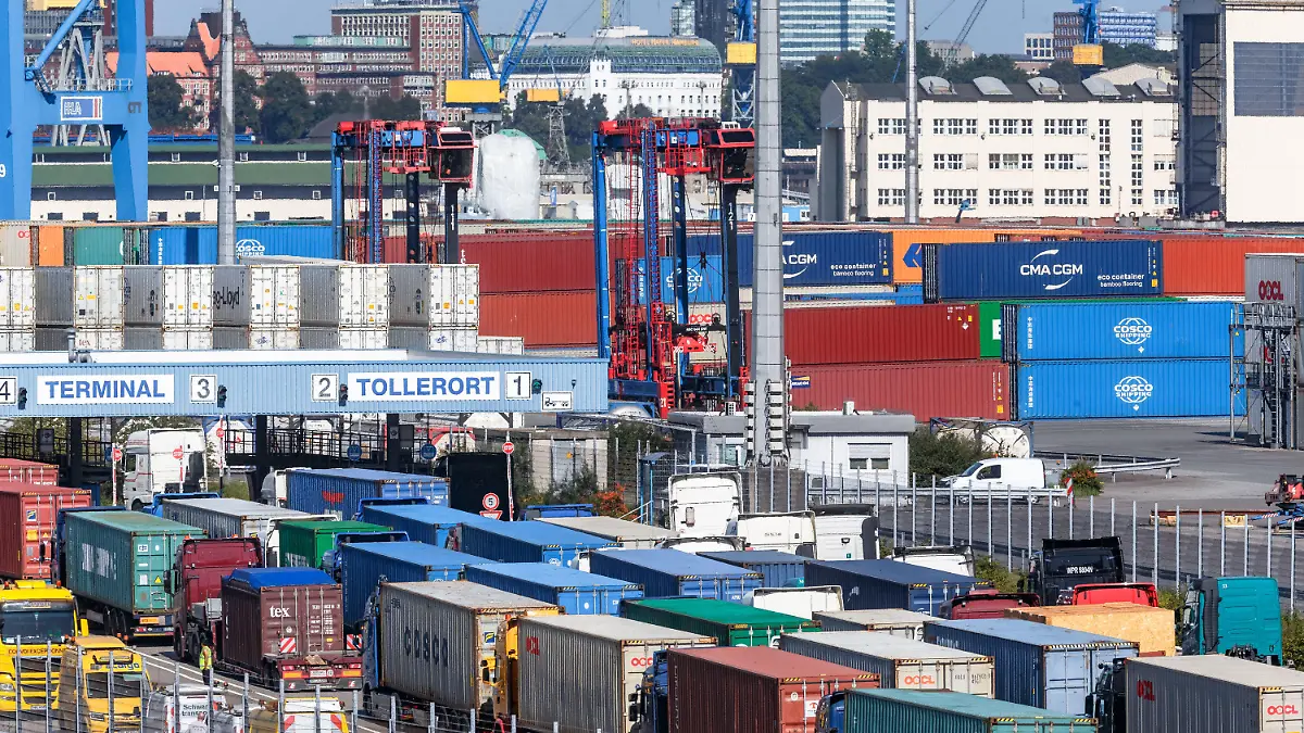 ARCHIV - 08.09.2021, Hamburg: LKWs liefern Container zum Beladen auf ein Containerschiff am Hamburger Tollerort-Terminal. Der Preisauftrieb in Deutschland bleibt hoch. Im August stiegen die Großhandelspreise gegenüber dem Vorjahr um 12,3 Prozent, wie das Statistische Bundesamt am Montag in Wiesbaden mitteilte. (zu dpa «Deutschland: Großhandelspreise mit stärkstem Anstieg seit 1974») Foto: Markus Scholz/dpa +++ dpa-Bildfunk +++