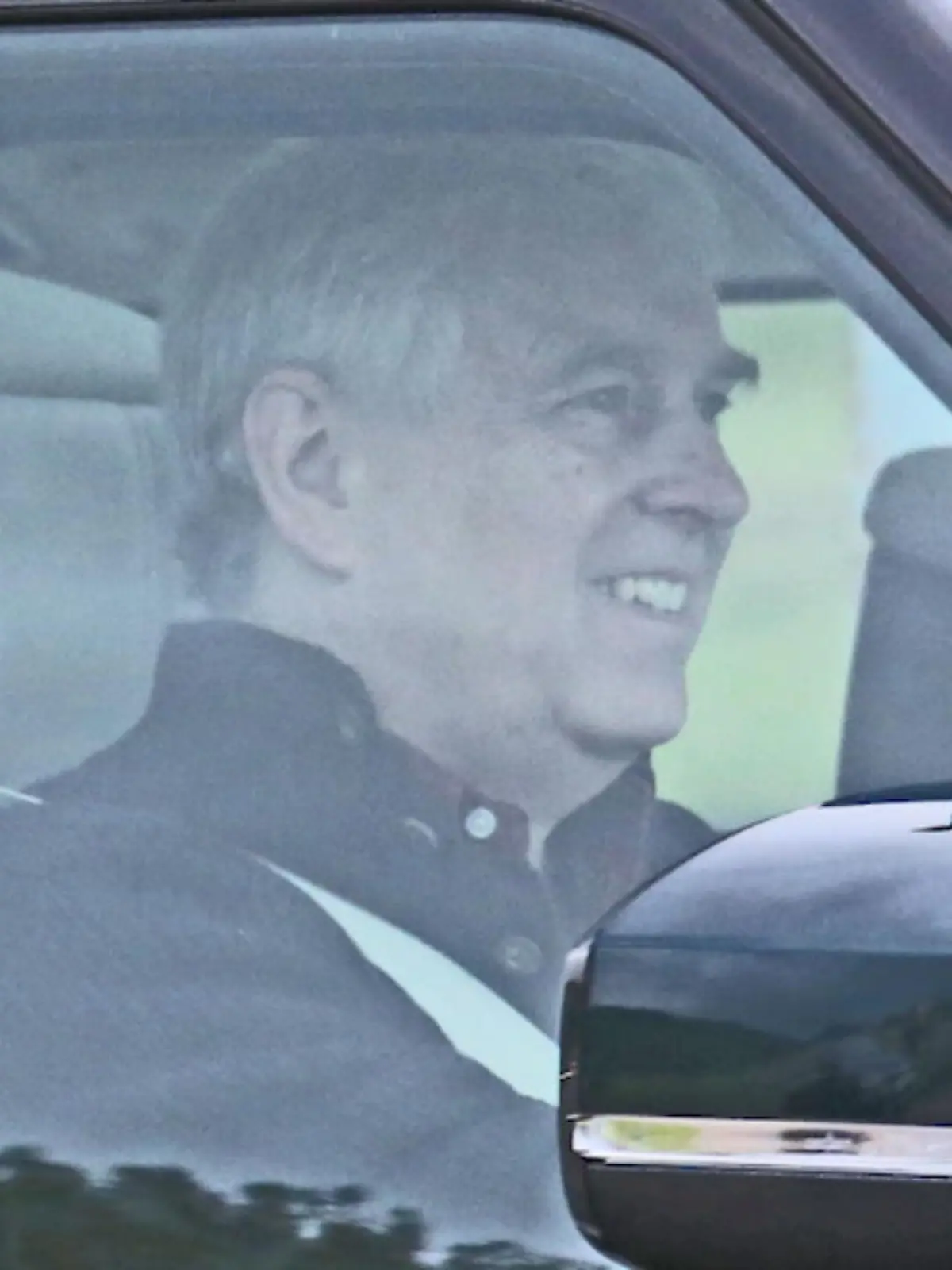 Bild zu: "Hier lacht und winkt Prinz Andrew in die Kamera"