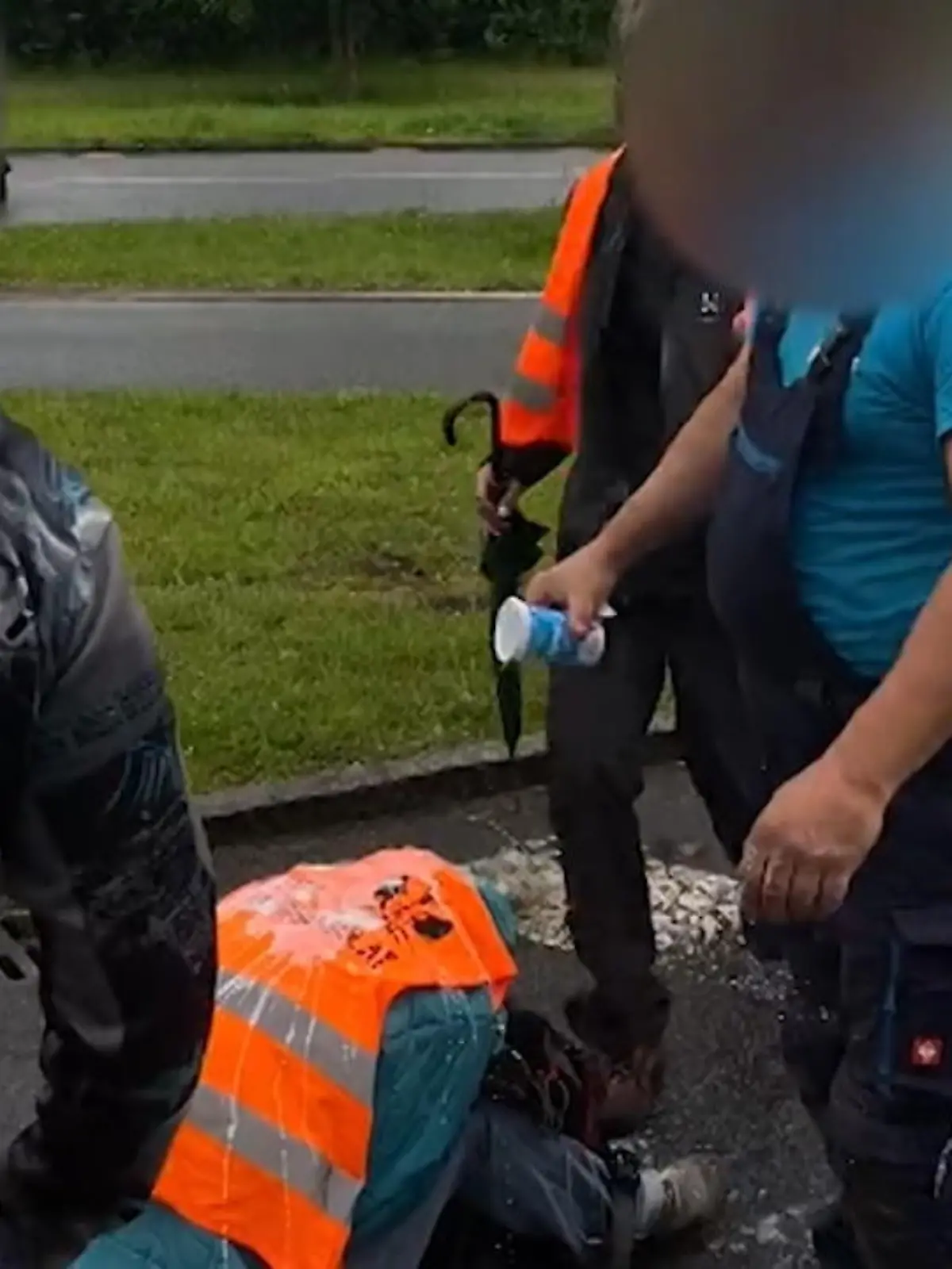 Dienstag, 23. Mai in Innsbruck: Aktivisten der Letzten Generation blockieren eine Straße. Drei Autofahrern platzt der Kragen, einer schüttet sogar sein Joghurtgetränk über eine Aktivistin aus. Dann kommt die Polizei - wie diese auf die Aktion reagiert hat, verraten wir im Video.