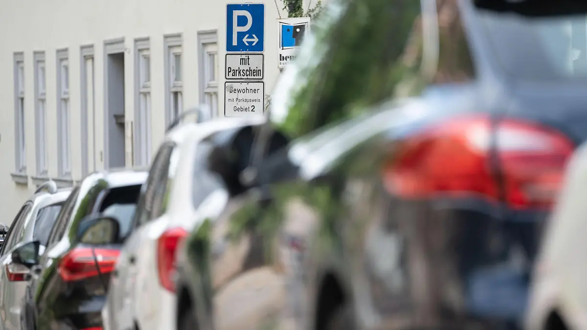 Ein Schild weist in der Innenstadt auf ein Parkgebiet für Bewohner hin. Der Tübinger Gemeinderat berät am 30. September über die Erhöhung von Anwohnerparkgebühren.
