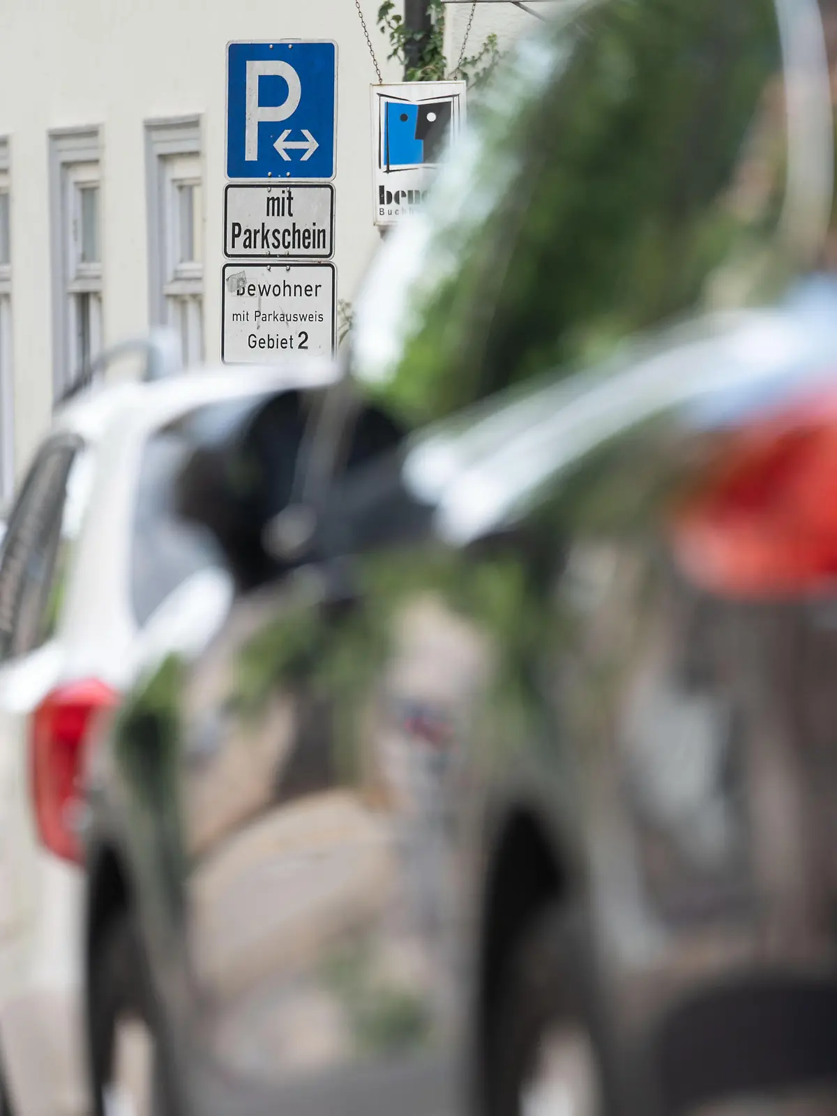 Ein Schild weist in der Innenstadt auf ein Parkgebiet für Bewohner hin. Der Tübinger Gemeinderat berät am 30. September über die Erhöhung von Anwohnerparkgebühren.