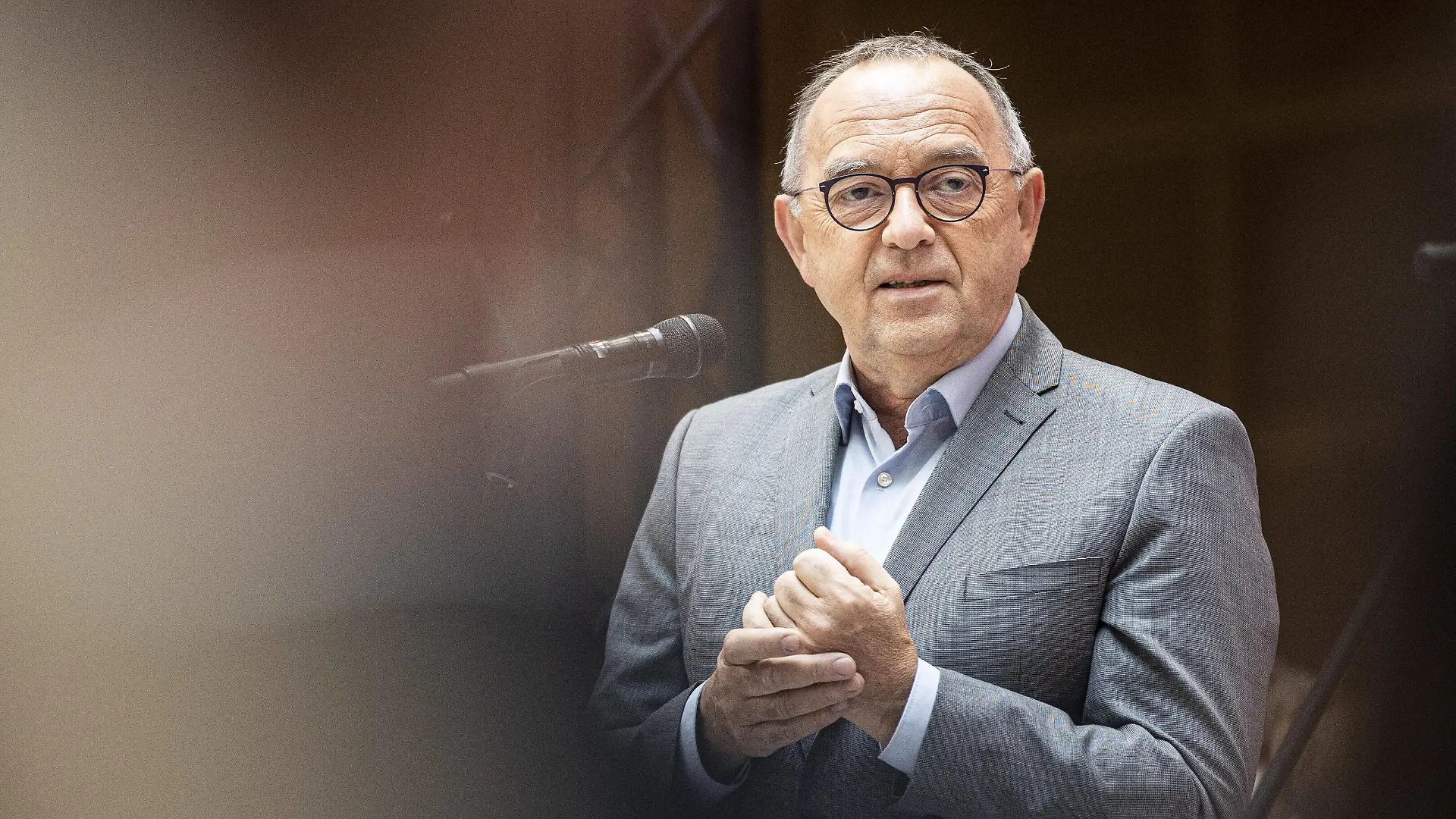 Norbert Walter-Borjans, Bundesvorsitzender der SPD, aufgenommen im Rahmen der Blumenuebergabe und eines Pressestatements im Willy-Brandt-Haus in Berlin, 27.09.2021. Bei der Bundestagswahl wurde die SPD staerkste Kraft vor der CDU und den Gruenen. Berlin Deutschland *** Norbert Walter Borjans, federal chairman of the SPD, photographed during the presentation of flowers and a press statement at the Willy Brandt House in Berlin, 27 09 2021 In the federal election, the SPD became the strongest party, ahead of the CDU and the Greens Berlin Germany Copyright: xFlorianxGaertner/photothek.dex