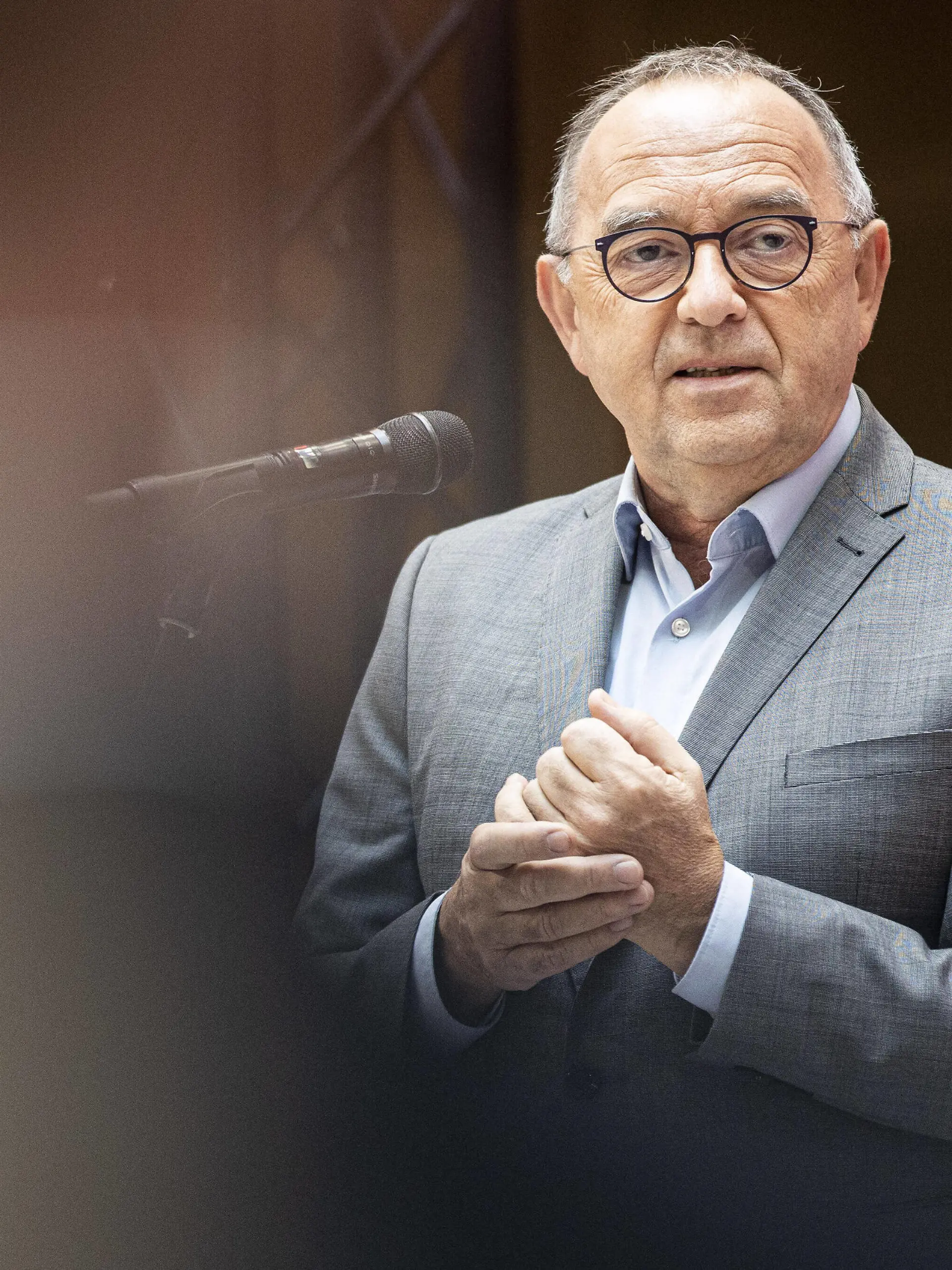 Norbert Walter-Borjans, Bundesvorsitzender der SPD, aufgenommen im Rahmen der Blumenuebergabe und eines Pressestatements im Willy-Brandt-Haus in Berlin, 27.09.2021. Bei der Bundestagswahl wurde die SPD staerkste Kraft vor der CDU und den Gruenen. Berlin Deutschland *** Norbert Walter Borjans, federal chairman of the SPD, photographed during the presentation of flowers and a press statement at the Willy Brandt House in Berlin, 27 09 2021 In the federal election, the SPD became the strongest party, ahead of the CDU and the Greens Berlin Germany Copyright: xFlorianxGaertner/photothek.dex 
