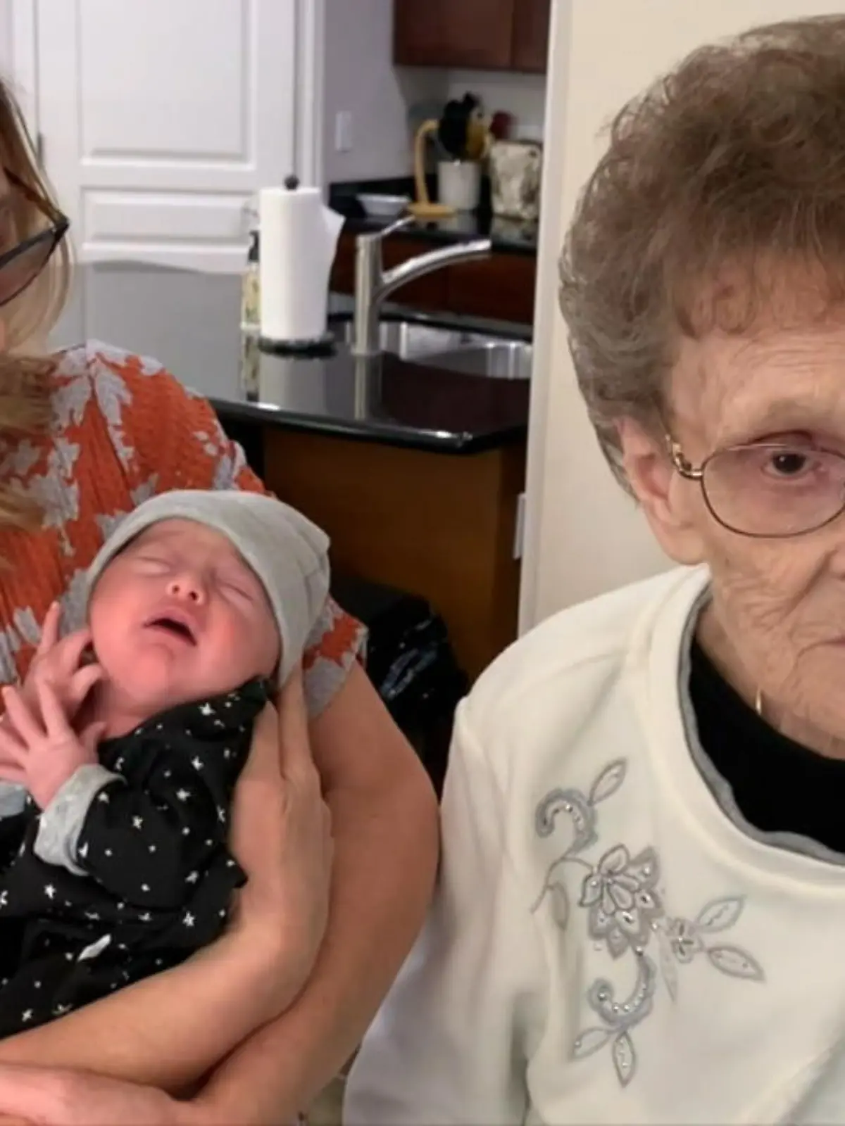 Bild zu: "Baby, Oma & Ur-Oma teilen Geburtstag"