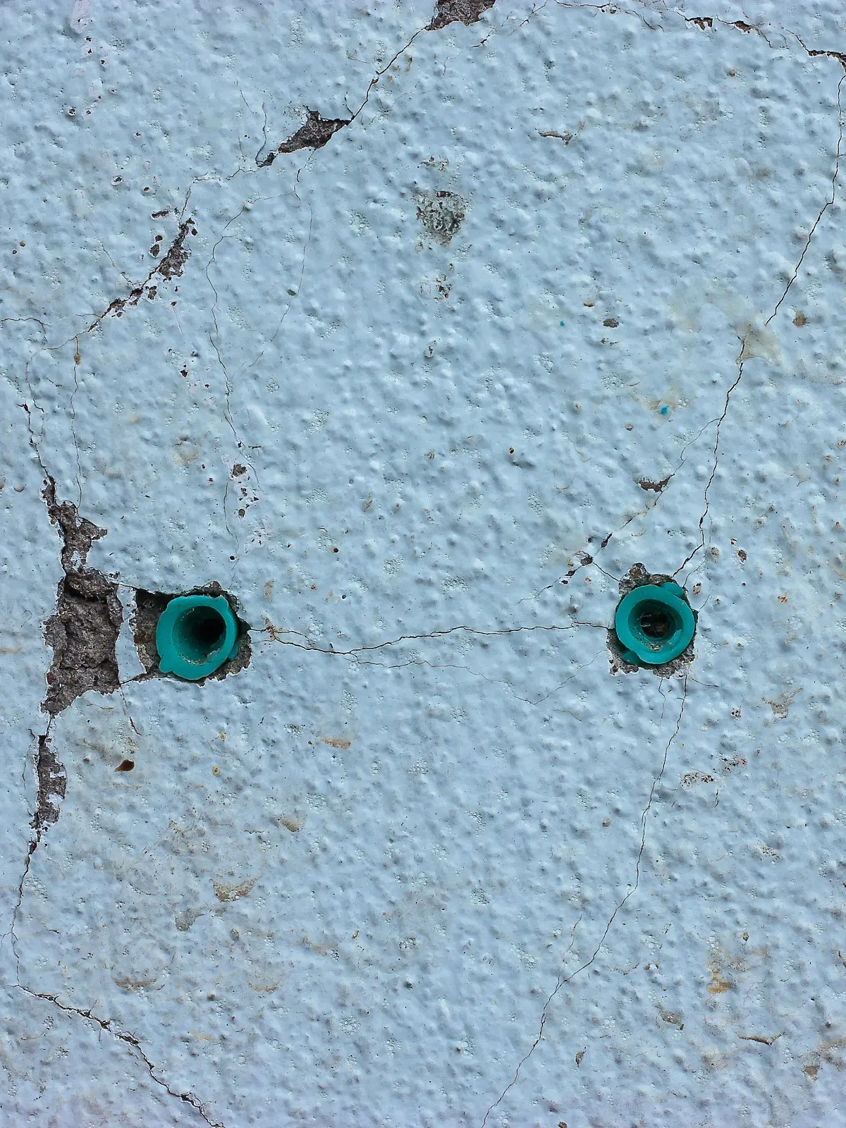 Cement walls to break the plastic cleat
