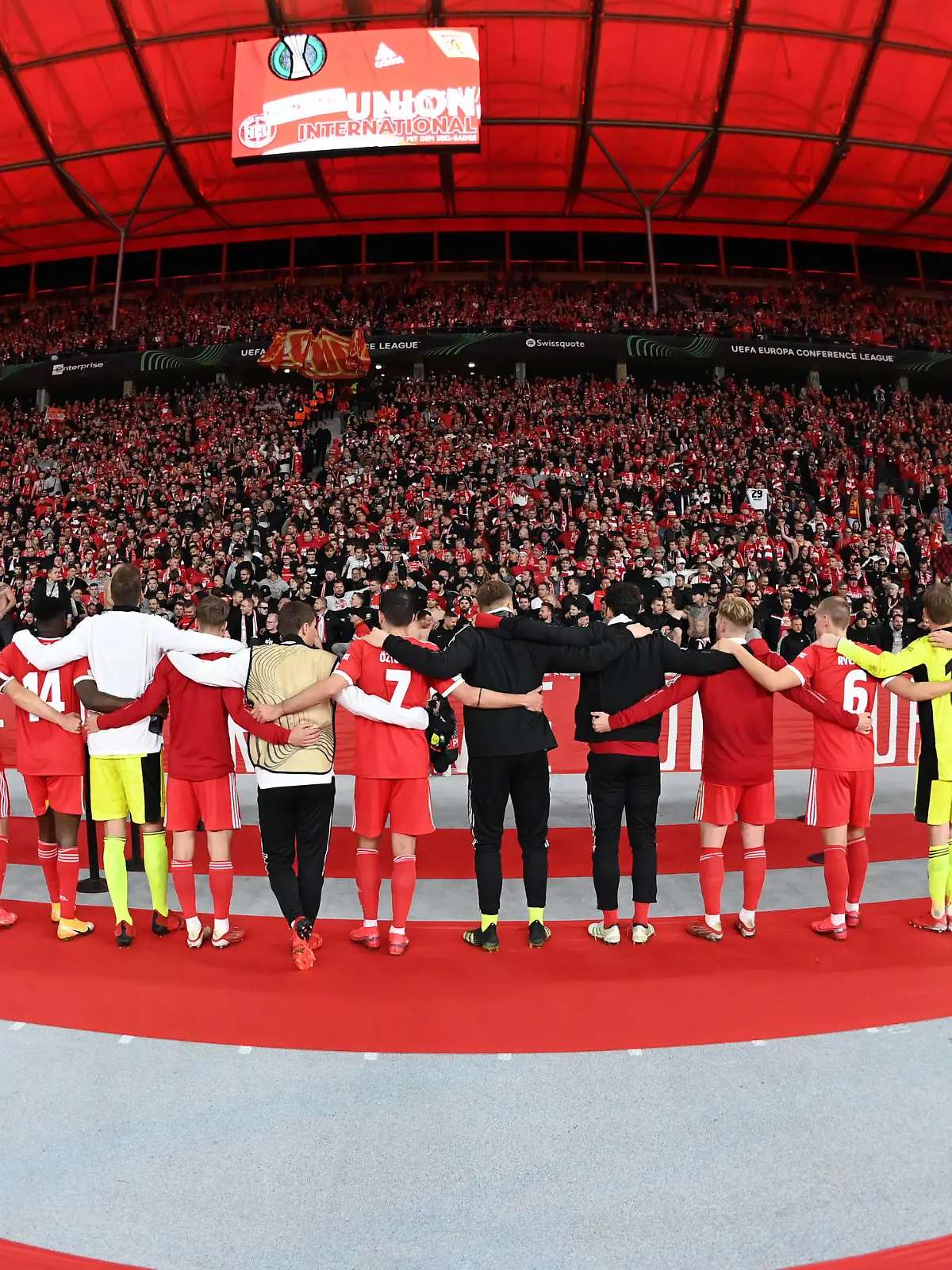  Fussball, Herren, Saison 2021/2022, UEFA Europa Conference League Gruppe E, 2. Spieltag, 1. FC Union Berlin - Maccabi Haifa, Fans und Spieler von Union, Jubel nach dem Abpfiff, 30.09. 2021, *** Football, Men, 2021 2022 season, UEFA Europa Conference League Group E, Matchday 2 , 1 FC Union Berlin Maccabi Haifa, Union fans and players, cheering after the final whistle, 30 09 2021, Copyright: xMatthiasxKochx