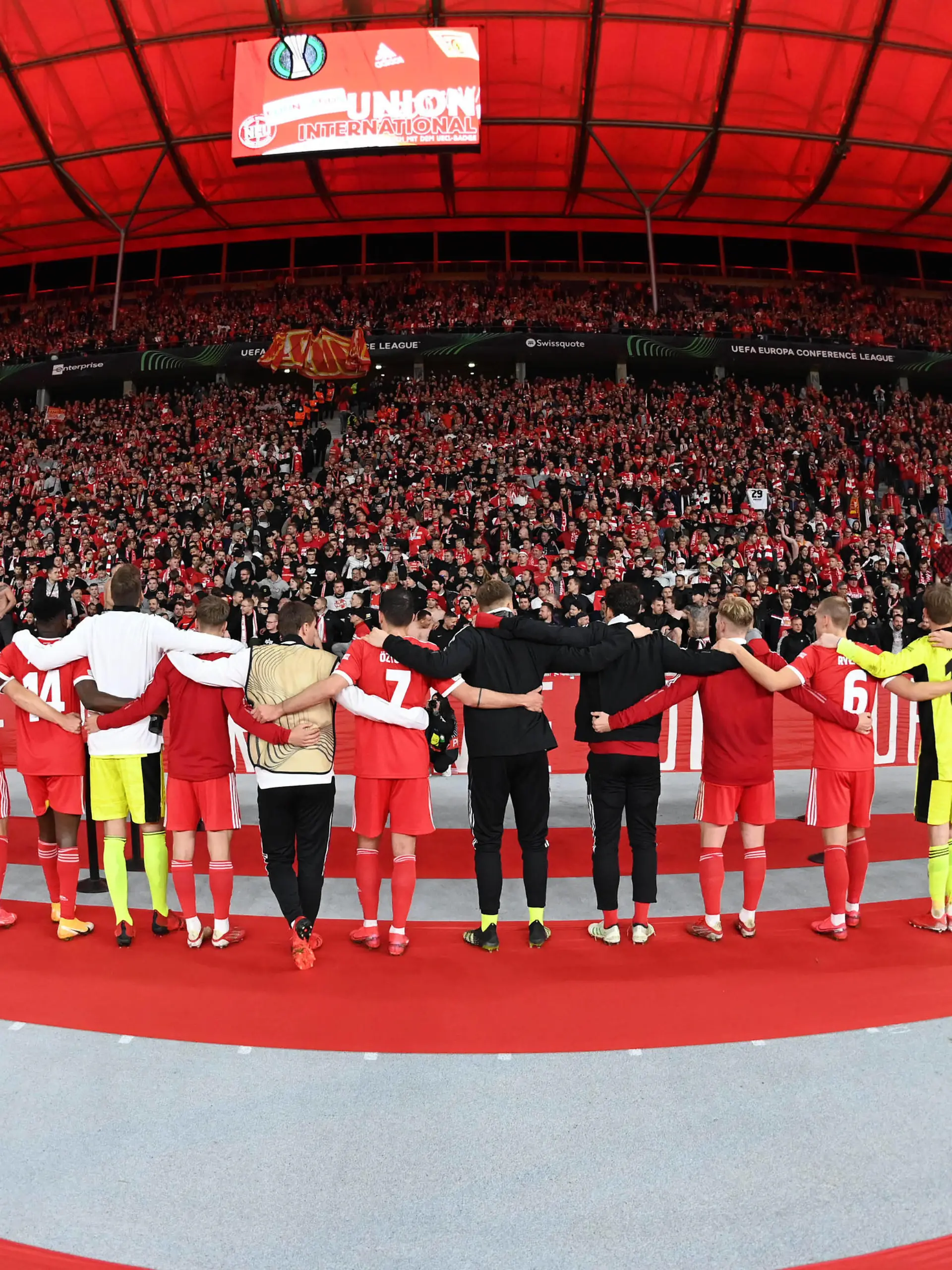  Fussball, Herren, Saison 2021/2022, UEFA Europa Conference League Gruppe E, 2. Spieltag, 1. FC Union Berlin - Maccabi Haifa, Fans und Spieler von Union, Jubel nach dem Abpfiff, 30.09. 2021, *** Football, Men, 2021 2022 season, UEFA Europa Conference League Group E, Matchday 2 , 1 FC Union Berlin Maccabi Haifa, Union fans and players, cheering after the final whistle, 30 09 2021, Copyright: xMatthiasxKochx