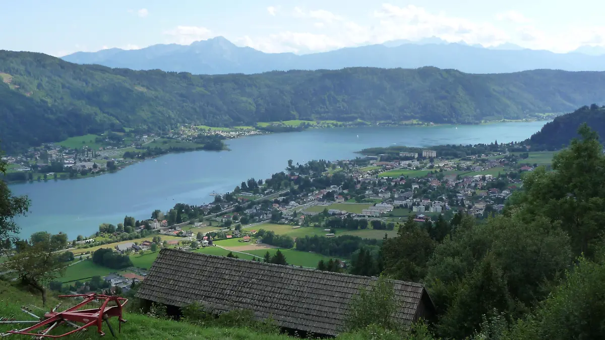 Blick auf den Ossiacher See hoch ueber Bodensdorf in Kaernten, Oesterreich, aufgenommen am 15.08.2019. Im Hintergrund die Ossiacher Tauern und die Karawanken. Foto: Beate Schleep