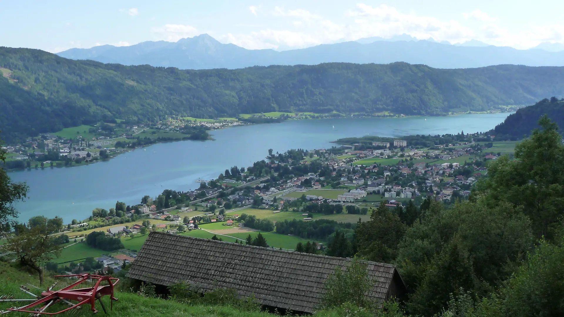 Blick auf den Ossiacher See hoch ueber Bodensdorf in Kaernten, Oesterreich, aufgenommen am 15.08.2019. Im Hintergrund die Ossiacher Tauern und die Karawanken. Foto: Beate Schleep