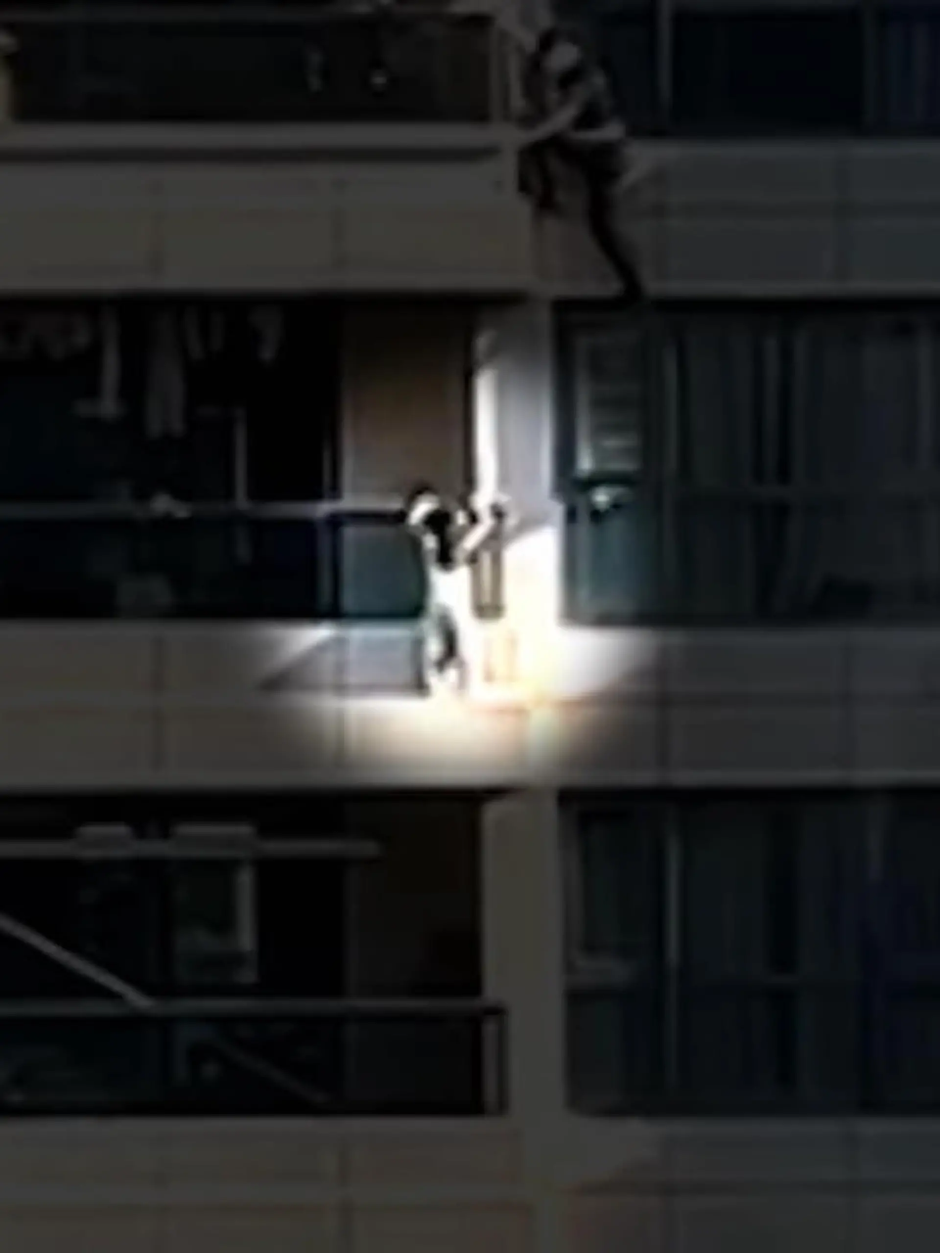 Bild zu: "Mädchen (4) hängt 30 Meter vom Balkon"