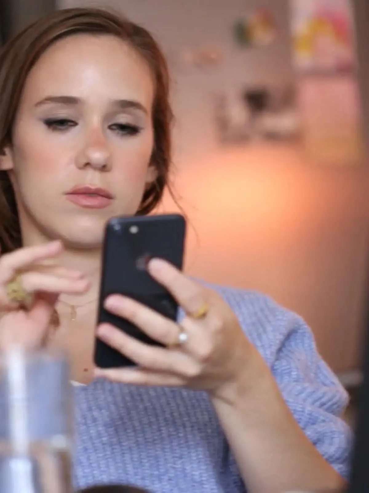 RTL-Reporterin Rebekka Kaiser lockt einen "Love Scammer" an. Was das ist? Betrüger, die in Online-Portalen vermeintlich auf der Suche nach der großen Liebe sind, aber eigentlich nur an Geld kommen wollen.