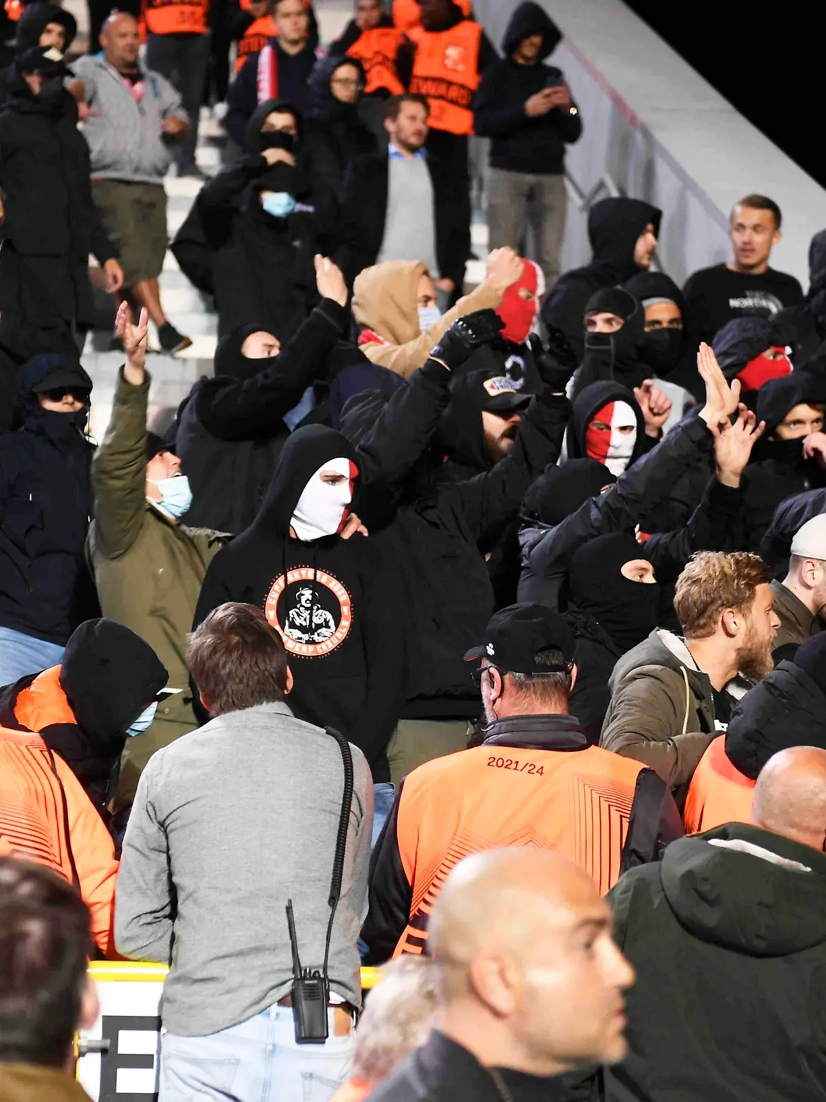  ANTWERPEN, BELGIUM - SEPTEMBER 30 : troubles with the fans of Antwerp and police pictured during uefa europa league match between FC Antwerp and Eintracht Frankfurt on september 30, 2021 in Antwerpen, Belgium, 30/09/2021  FC Antwerp v Eintracht Frankfurt PhotoNews/Panoramic PUBLICATIONxINxGERxSUIxAUTxHUNxONLY