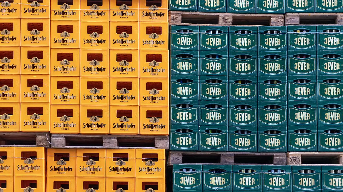 Bierkästen auf dem Gelände der Radeberger Gruppe in Frankfurt am Main. Aufnahmedatum 19. September 2021.