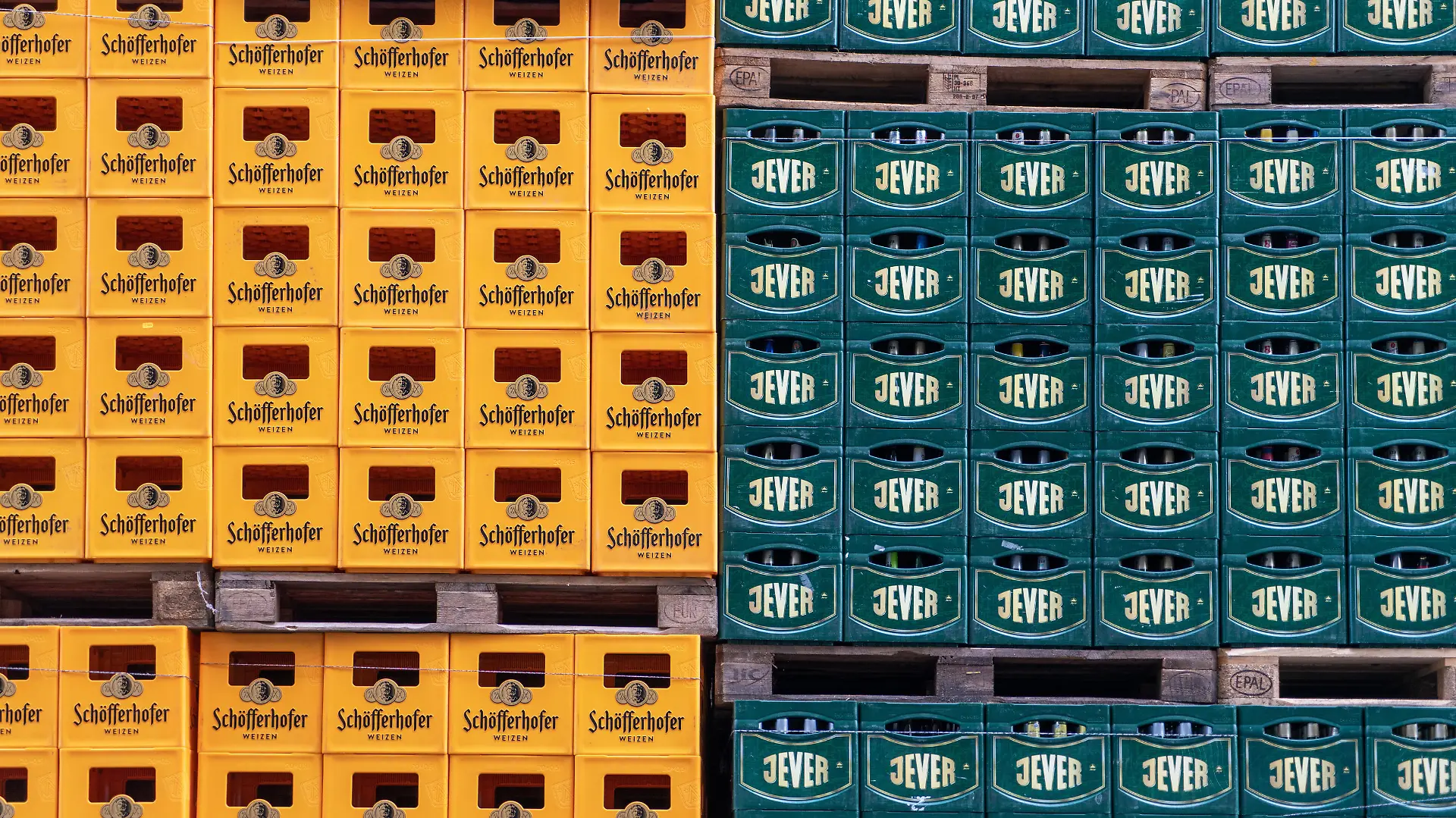 Bierkästen auf dem Gelände der Radeberger Gruppe in Frankfurt am Main. Aufnahmedatum 19. September 2021.