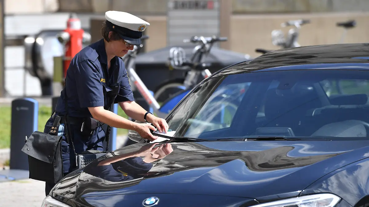 Politesse verteilt Knoellchen am 29.07.2020 in Muenchen. Strafzettel,