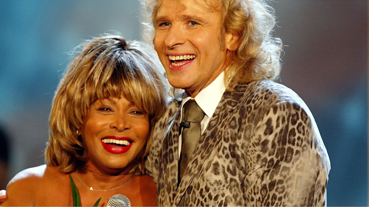 SÄNGERIN TINA TURNER MIT MODERATOR THOMAS GOTTSCHALK IN DER ZDF SENDUNG "WETTEN DASS" IN LEIPZIG (131104) / UMARMEN / ZDF WETTSHOW / TV / FERNSEHEN / FERNSEHSHOW / SHOW / FERNSEHSENDUNG / SENDUNG / JACKETT LEOPARDENDRUCK ANIMALPRINT / 2004 / DEUTSCHLAND / EUROPA / ALV / DIGIPIX