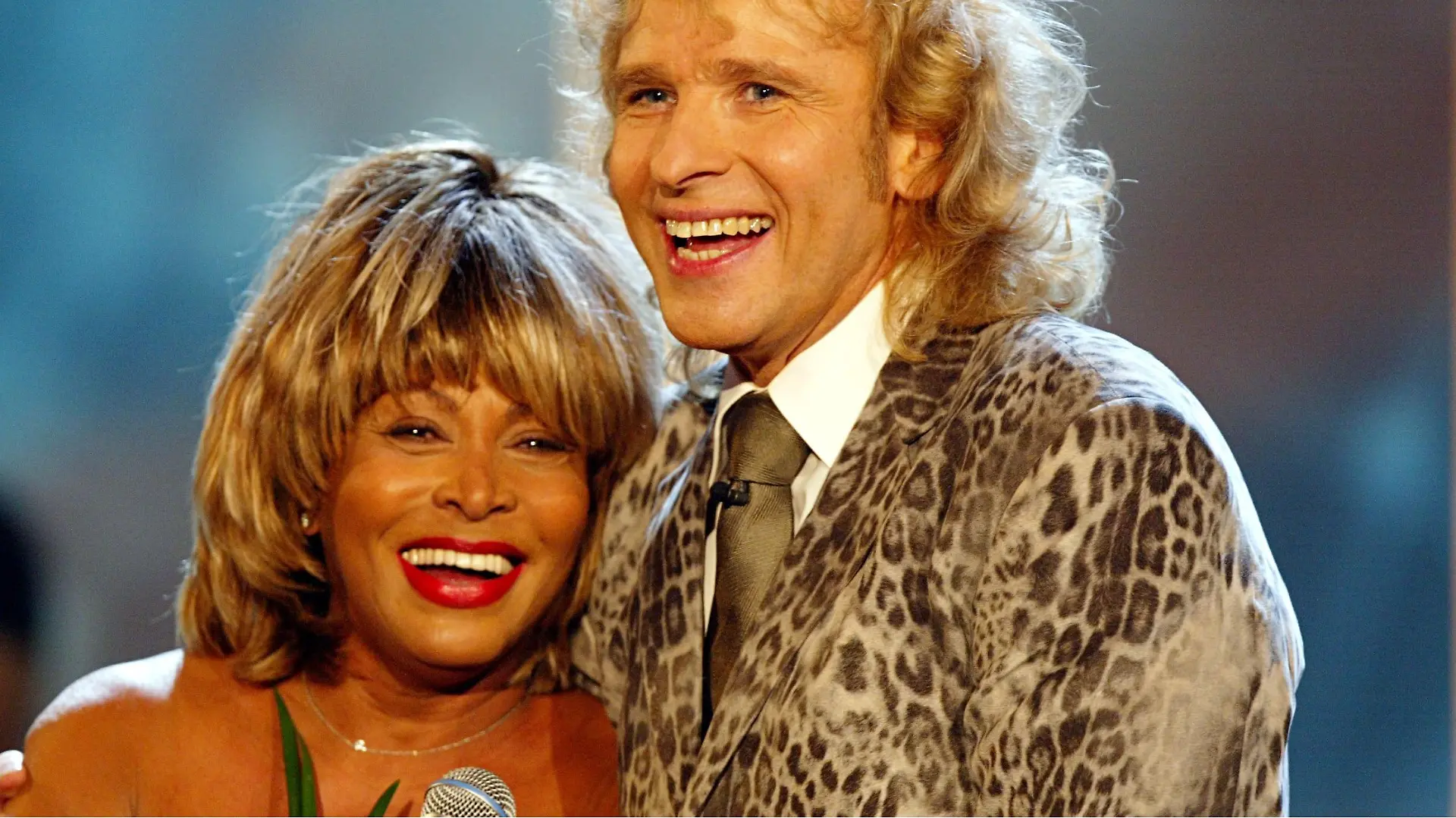 SÄNGERIN TINA TURNER MIT MODERATOR THOMAS GOTTSCHALK IN DER ZDF SENDUNG "WETTEN DASS" IN LEIPZIG (131104) / UMARMEN / ZDF WETTSHOW / TV / FERNSEHEN / FERNSEHSHOW / SHOW / FERNSEHSENDUNG / SENDUNG / JACKETT LEOPARDENDRUCK ANIMALPRINT / 2004 / DEUTSCHLAND / EUROPA / ALV / DIGIPIX