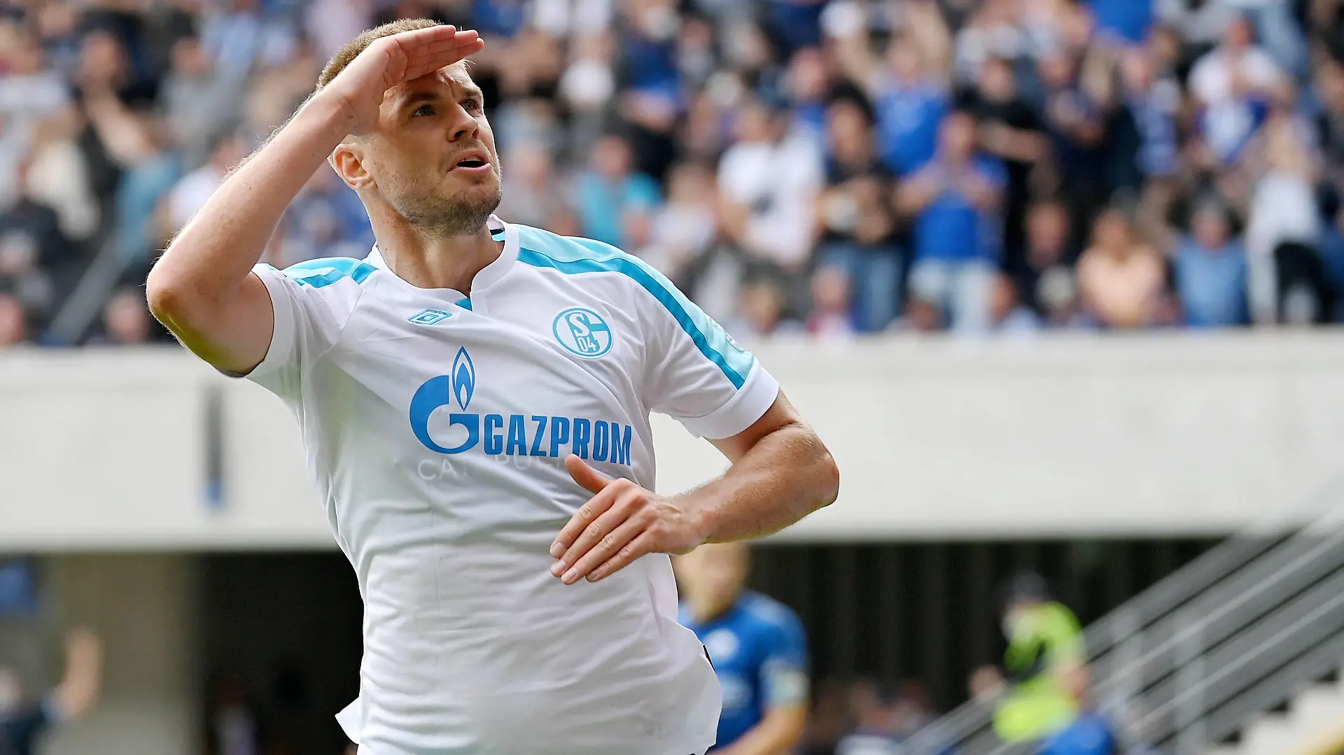 Paderborn, Benteler Arena, 12.09.21, GER, Herren, 2.Bundesliga, Saison 2021-2022, SC Paderborn 07 - FC Schalke 04 Bild: Simon Terodde Schalke jubelt nach seinem Tor zum 0:1 Nur fuer journalistische Zwecke Only for editorial use Gemaess den Vorgaben der DFL Deutsche Fußball Liga ist es untersagt, in dem Stadion und/oder vom Spiel angefertigte Fotoaufnahmen in Form von Sequenzbildern und/oder videoaehnlichen Fotostrecken zu verwerten bzw. verwerten zu lassen. DFL regulations prohibit any use of photographs as image sequences and/or quasi-video. Nordrhein-Westfalen Deutschland *** Paderborn, Benteler Arena, 12 09 21, GER, Herren, 2 Bundesliga, Saison 2021 2022, SC Paderborn 07 FC Schalke 04 Bild Simon Terodde Schalke cheers after his goal for 0 1 Only for journalistic use Only for editorial use According to the regulations of the DFL Deutsche Fußball Liga it is prohibited, DFL regulations prohibit any use of photographs as image sequences and or quasi video Nordrhein Westfalen Germany