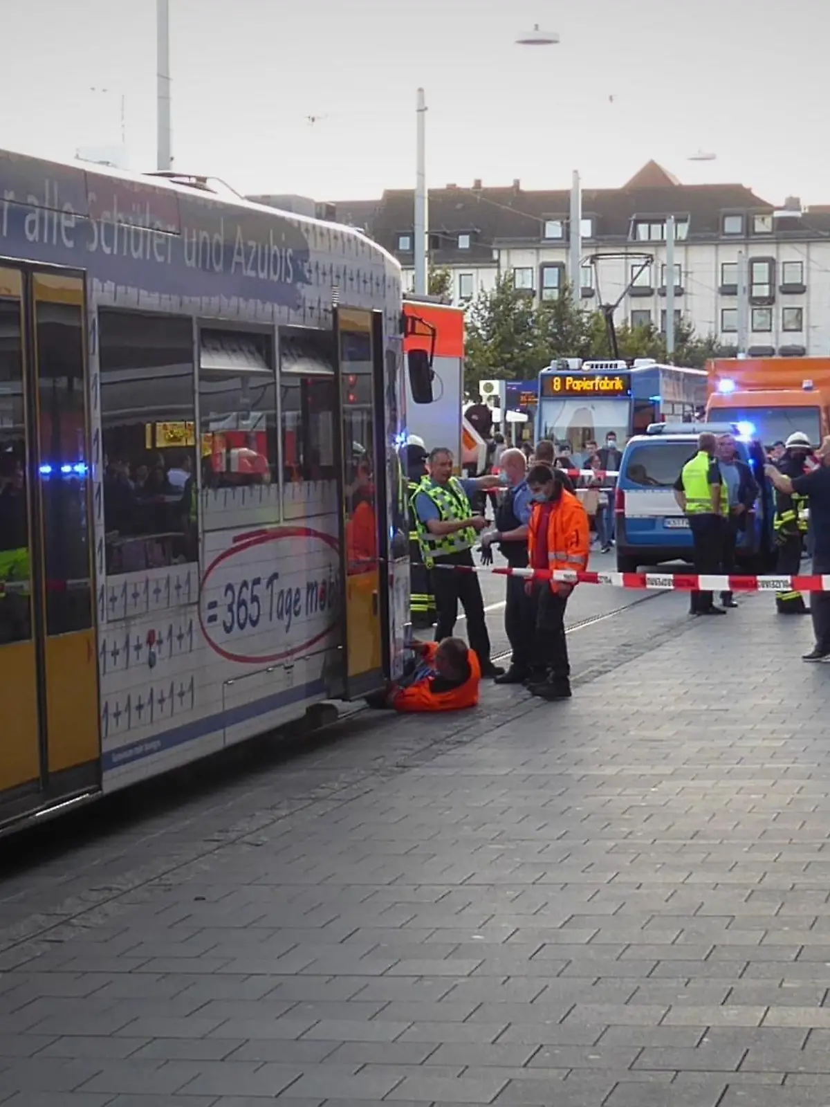 Straßenbahnunfall in Kassel - Gaffer stören.