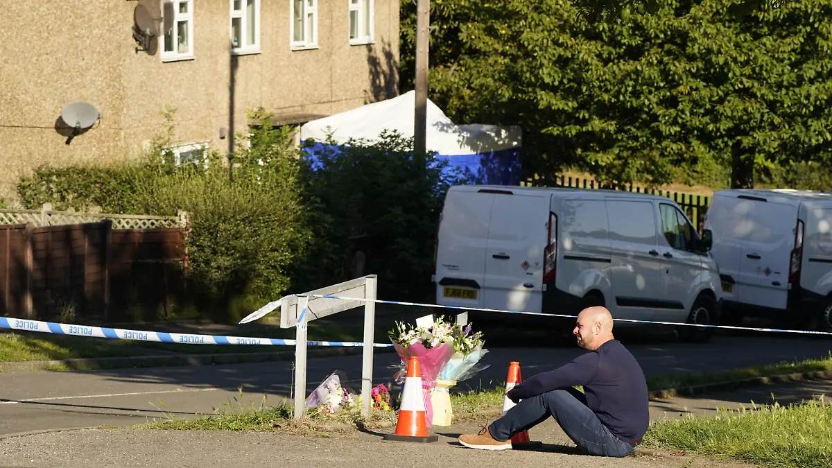 20.09.2021, Großbritannien, Killamesh: Der Vater zweier der Opfer legt Blumen am Tatort in Chandos Crescent in der Nähe von Sheffield, wo am 19.09.2021 eine Frau und drei Kinder, zwei davon ihre eigenen, in einem Haus tot aufgefunden wurden, ab. Die Polizei von Derbyshire teilte mit, dass sich ein Mann in Polizeigewahrsam befindet und im Zusammenhang mit den Todesfällen nicht nach weiteren Personen gesucht wird. Foto: Danny Lawson/PA Wire/dpa +++ dpa-Bildfunk +++