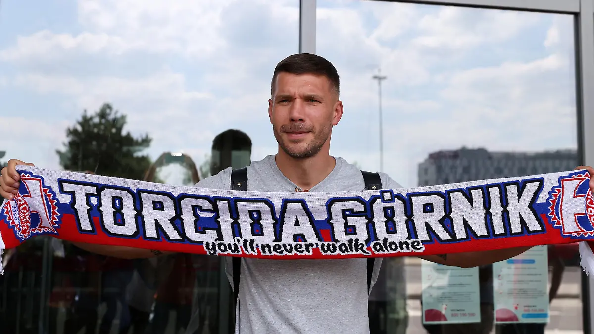 ARCHIV - 07.07.2021, Polen, Kattowitz: Lukas Podolski, ehemaliger deutscher Fußball-Nationalspieler, spielt beim polnischen Erstligisten Gornik Zabrze. Er hat seinen Vertrag um weitere zwei Jahre verlängert. (zu dpa: «Podolski macht weiter: Zabrze-Vertrag bis 2025 verlängert») Foto: Andrzej Grygiel/pap/dpa +++ dpa-Bildfunk +++