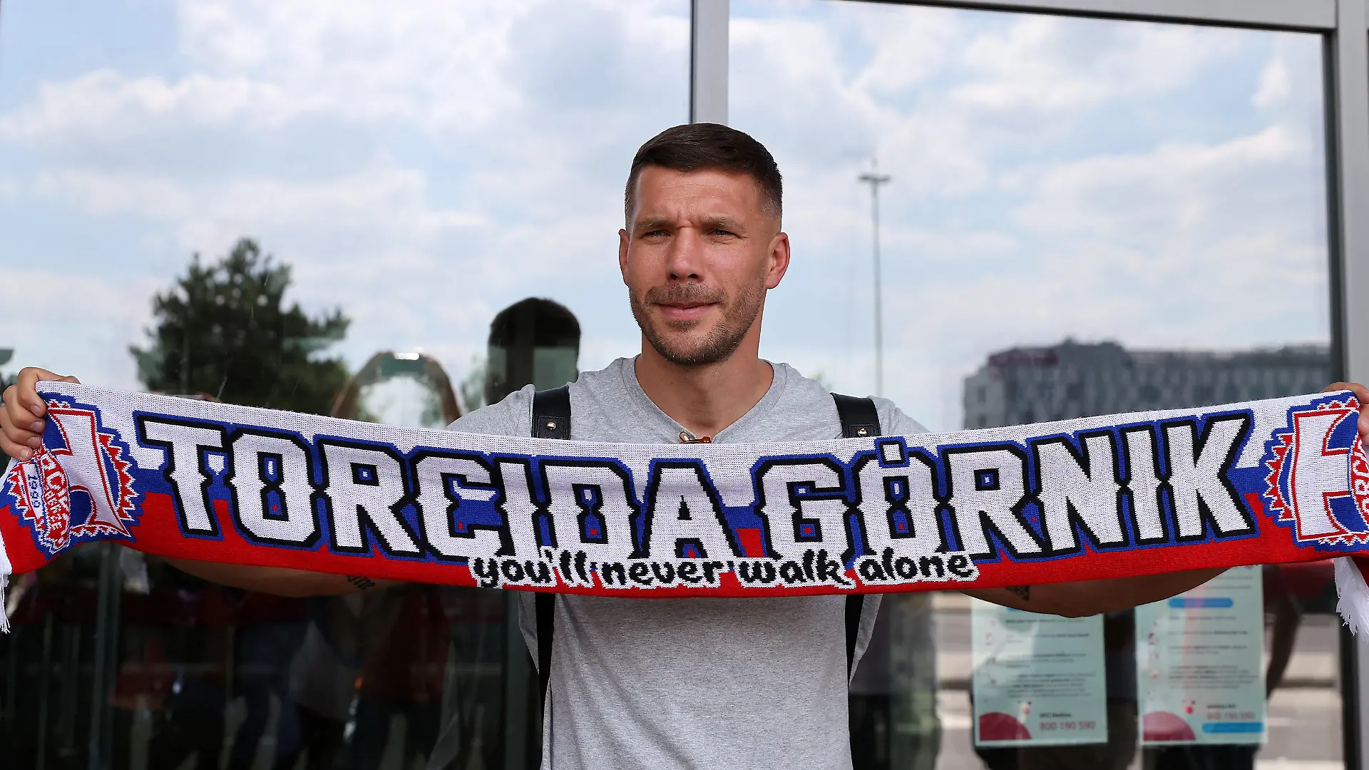 ARCHIV - 07.07.2021, Polen, Kattowitz: Lukas Podolski, ehemaliger deutscher Fußball-Nationalspieler, spielt beim polnischen Erstligisten Gornik Zabrze. Er hat seinen Vertrag um weitere zwei Jahre verlängert. (zu dpa: «Podolski macht weiter: Zabrze-Vertrag bis 2025 verlängert») Foto: Andrzej Grygiel/pap/dpa +++ dpa-Bildfunk +++