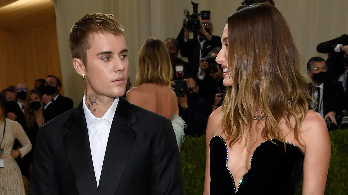 13.09.2021, USA, New York: Hailey Bieber (r) und Justin Bieber kommen zur Benefizgala des Costume Institute des Metropolitan Museum of Art anlässlich der Eröffnung der Ausstellung "In America: A Lexicon of Fashion". Foto: Evan Agostini/Invision via AP/dpa +++ dpa-Bildfunk +++