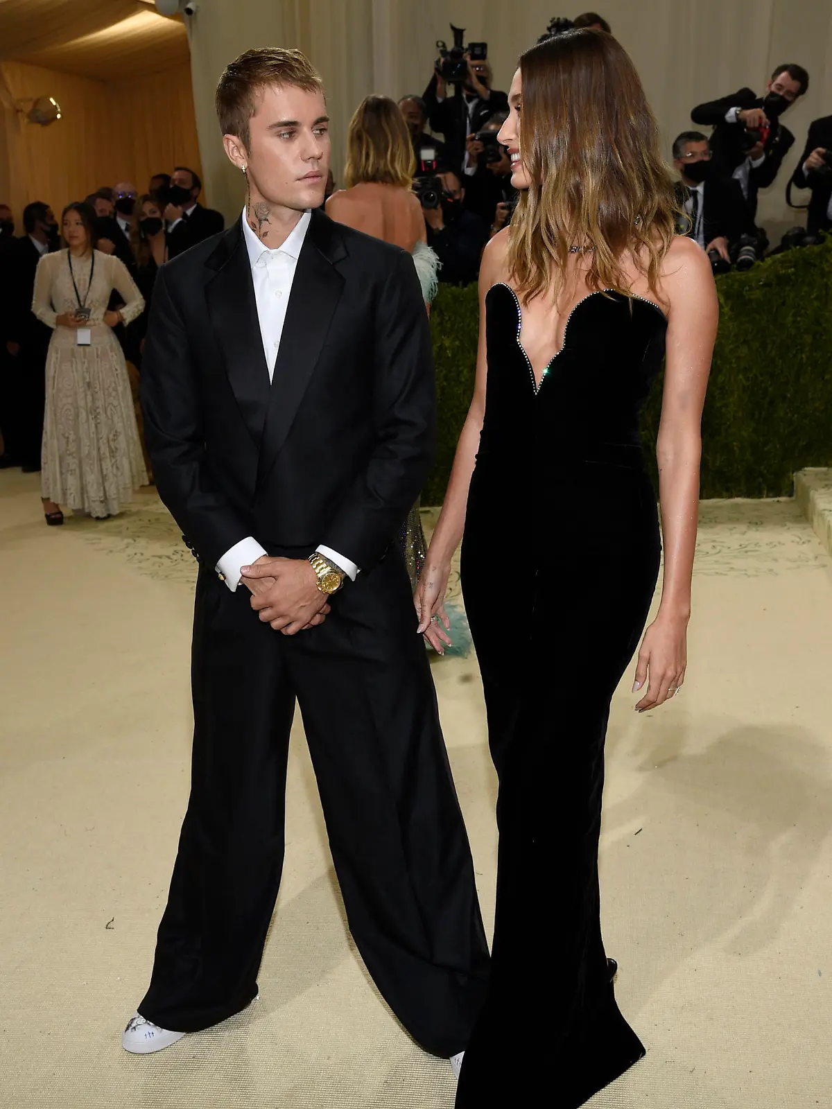 13.09.2021, USA, New York: Hailey Bieber (r) und Justin Bieber kommen zur Benefizgala des Costume Institute des Metropolitan Museum of Art anlässlich der Eröffnung der Ausstellung "In America: A Lexicon of Fashion". Foto: Evan Agostini/Invision via AP/dpa +++ dpa-Bildfunk +++