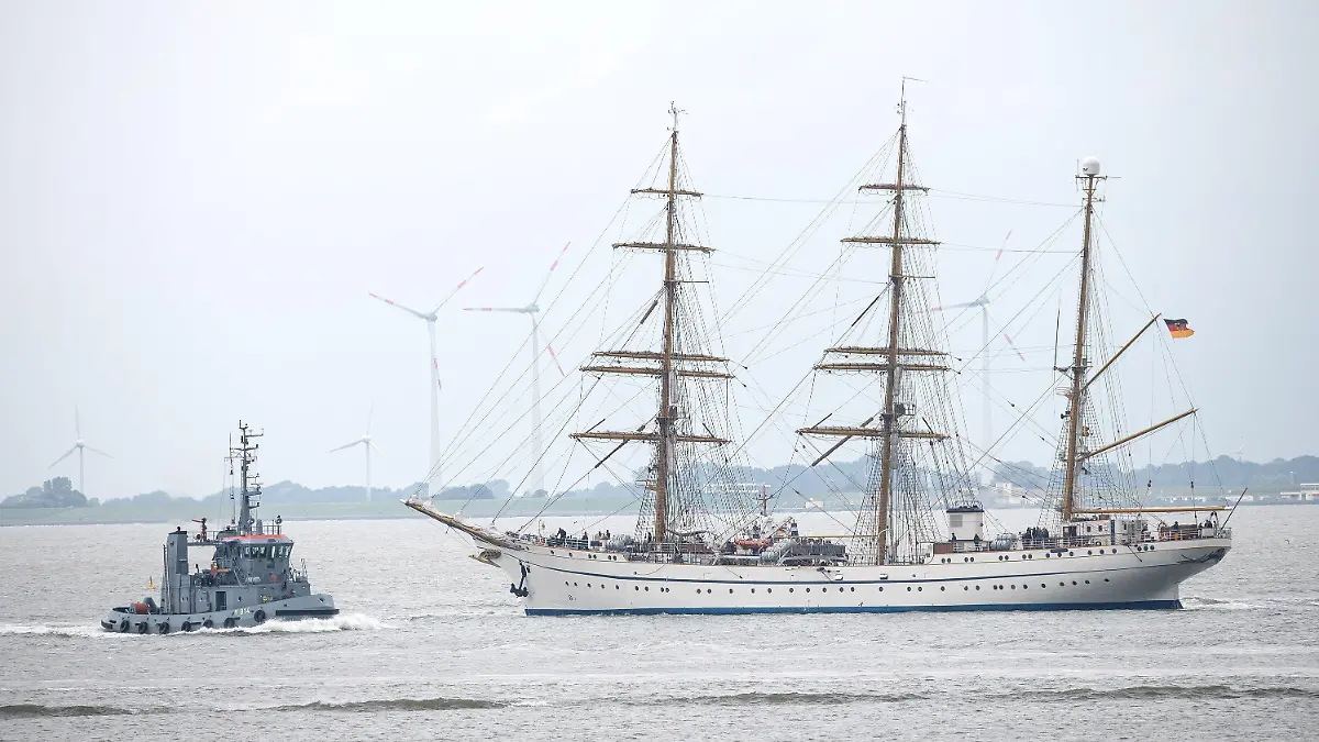 ARCHIV - 21.09.2021, Niedersachsen, Wilhelmshaven: Das Marineschulsschiff «Gorch Fock» verlässt zu einer Probefahrt den Hafen von Wilhelmshaven. (Zu dpa: "Die lange und teure Sanierung der "Gorch Fock" ist zu Ende.") Foto: Sina Schuldt/dpa +++ dpa-Bildfunk +++