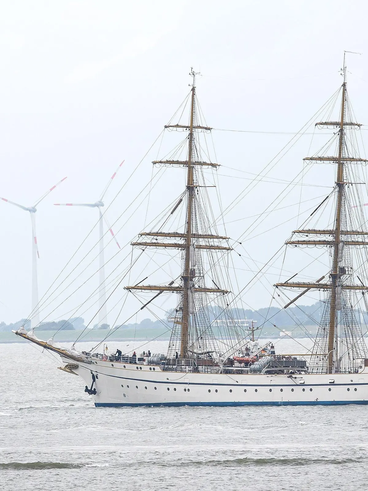 ARCHIV - 21.09.2021, Niedersachsen, Wilhelmshaven: Das Marineschulsschiff «Gorch Fock» verlässt zu einer Probefahrt den Hafen von Wilhelmshaven. (Zu dpa: "Die lange und teure Sanierung der "Gorch Fock" ist zu Ende.") Foto: Sina Schuldt/dpa +++ dpa-Bildfunk +++